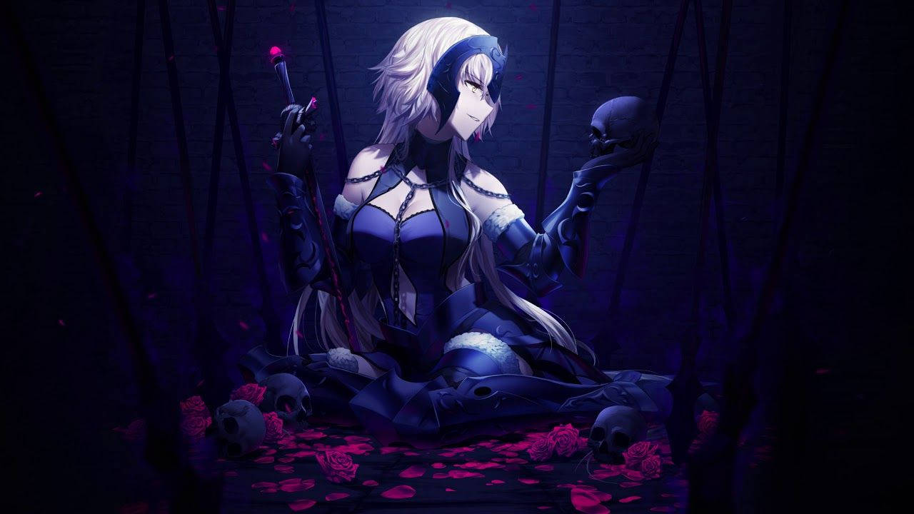 Fate Jeanne d'Arc Alter 壁紙 — 一個蒼白的動漫女孩穿著深藍色連衣裙，坐在骷髏和紅玫瑰之間，在陰暗的森林中手持匕首和骷髏。