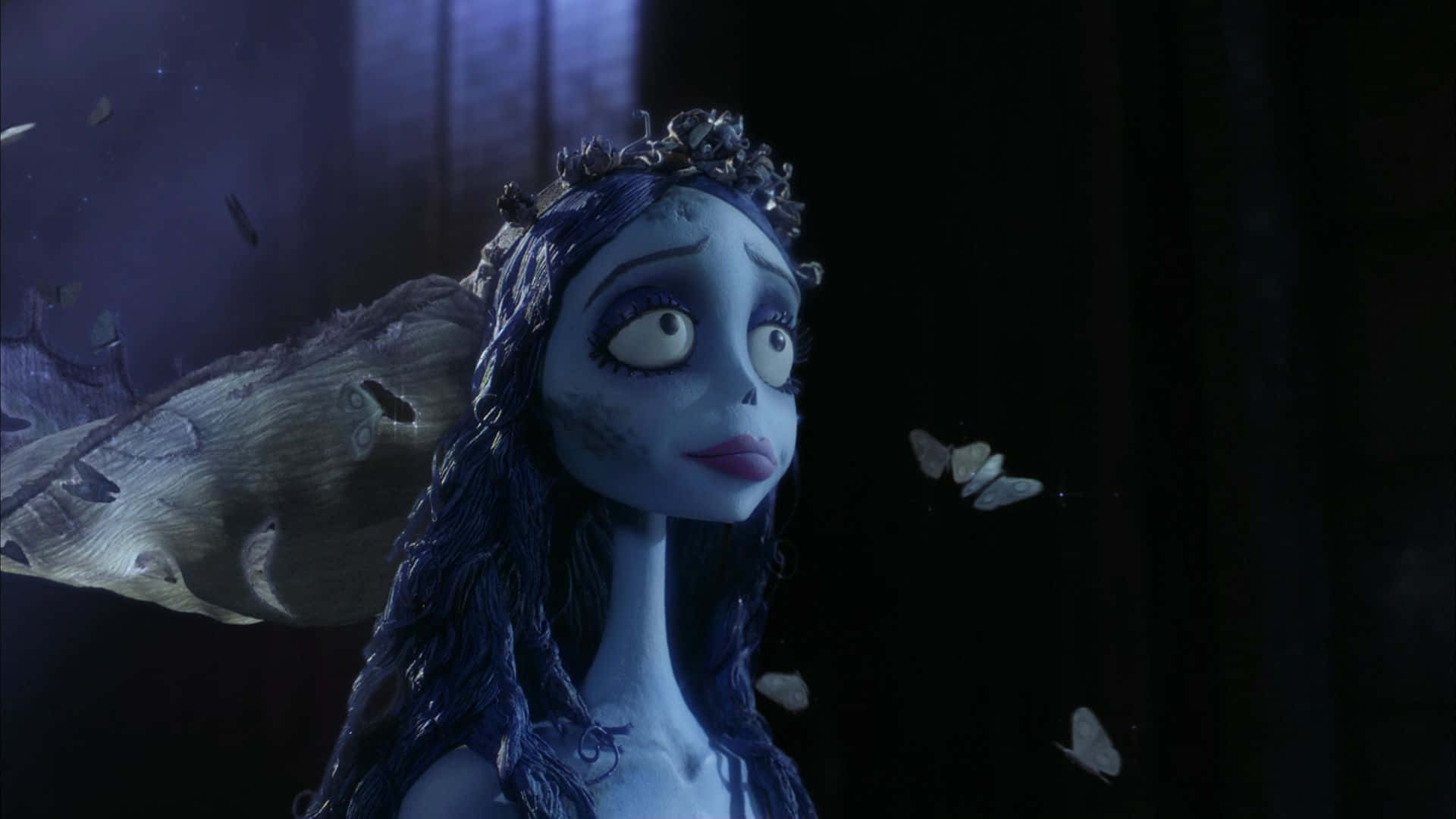 corpse bride 桌布 壁紙 — 一個蒼白藍皮膚的動畫女孩，有著大眼睛和飛蛾翅膀，在黑暗、陰鬱的環境中仰望，周圍有蝴蝶翩翩飛舞。