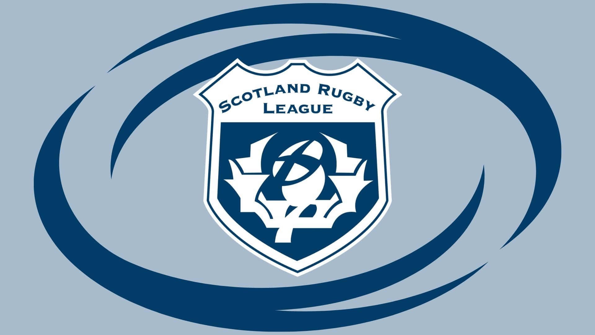 Scotland Rugby 桌布 壁紙 — 一個藍白相間的蘇格蘭欖球聯賽標誌，帶有盾牌和旋轉運動線條，背景為淺藍色。
