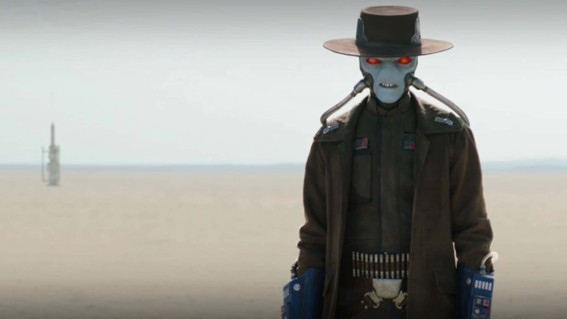Bounty Hunters 桌布 壁紙 — 一個藍皮膚、紅眼睛發光、戴闊邊帽的外星人，站在荒蕪的沙漠景觀中，手持爆能槍。
