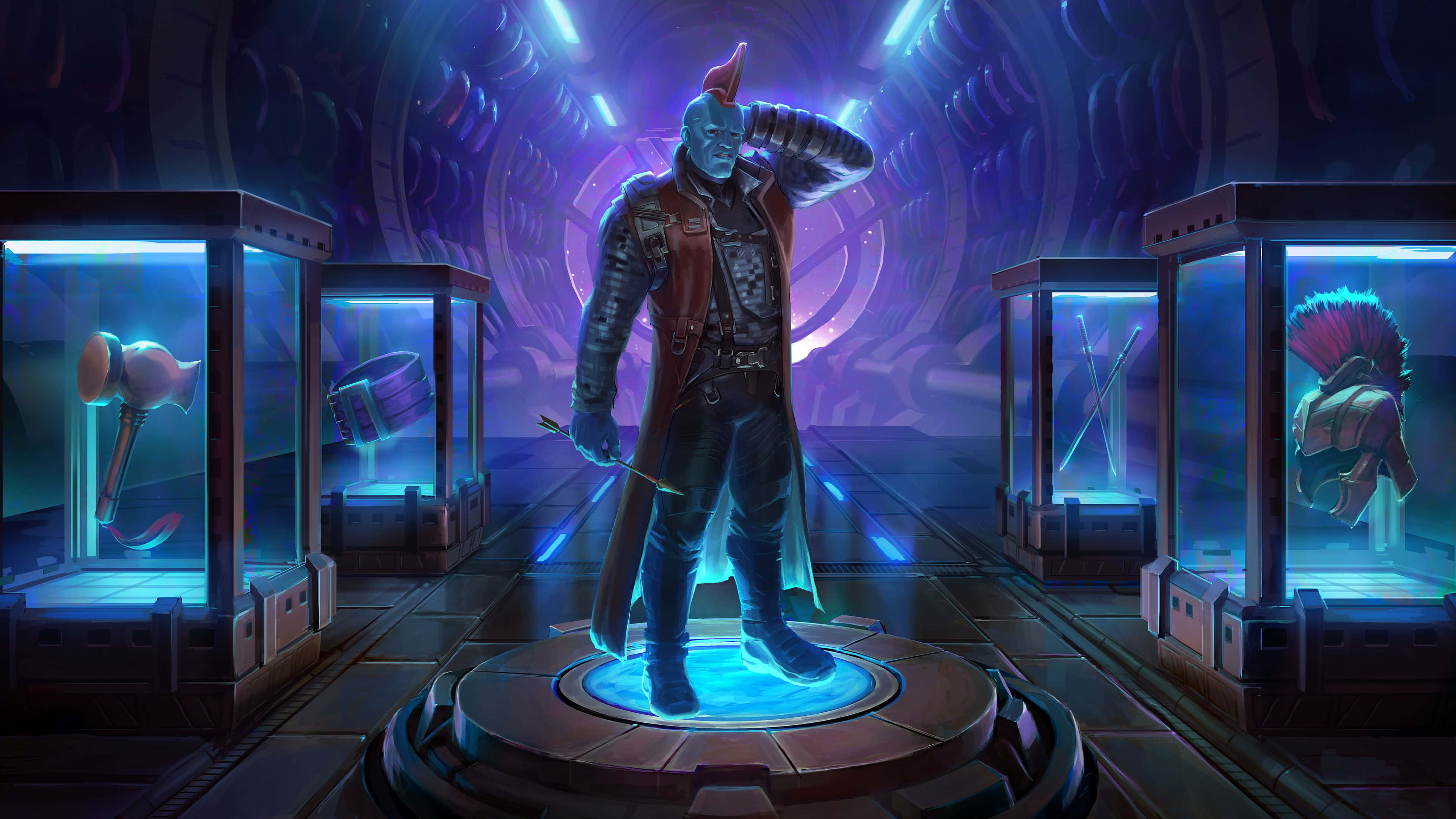Yondu 桌布 壁紙 — 一個藍皮膚、紅色莫西干頭的戰士站在一個充滿武器展示的未來風格金庫中的發光平台上。