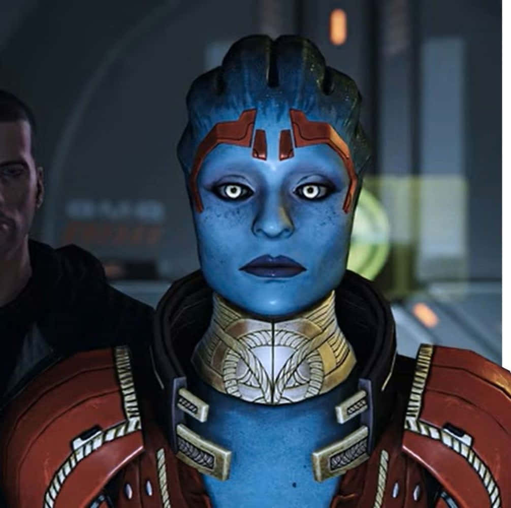 Mass Effect Samara 桌布 壁紙 — 一個藍皮膚嘅外星女人，帶有紅色標記同華麗盔甲，喺昏暗嘅未來場景中專注地凝視。