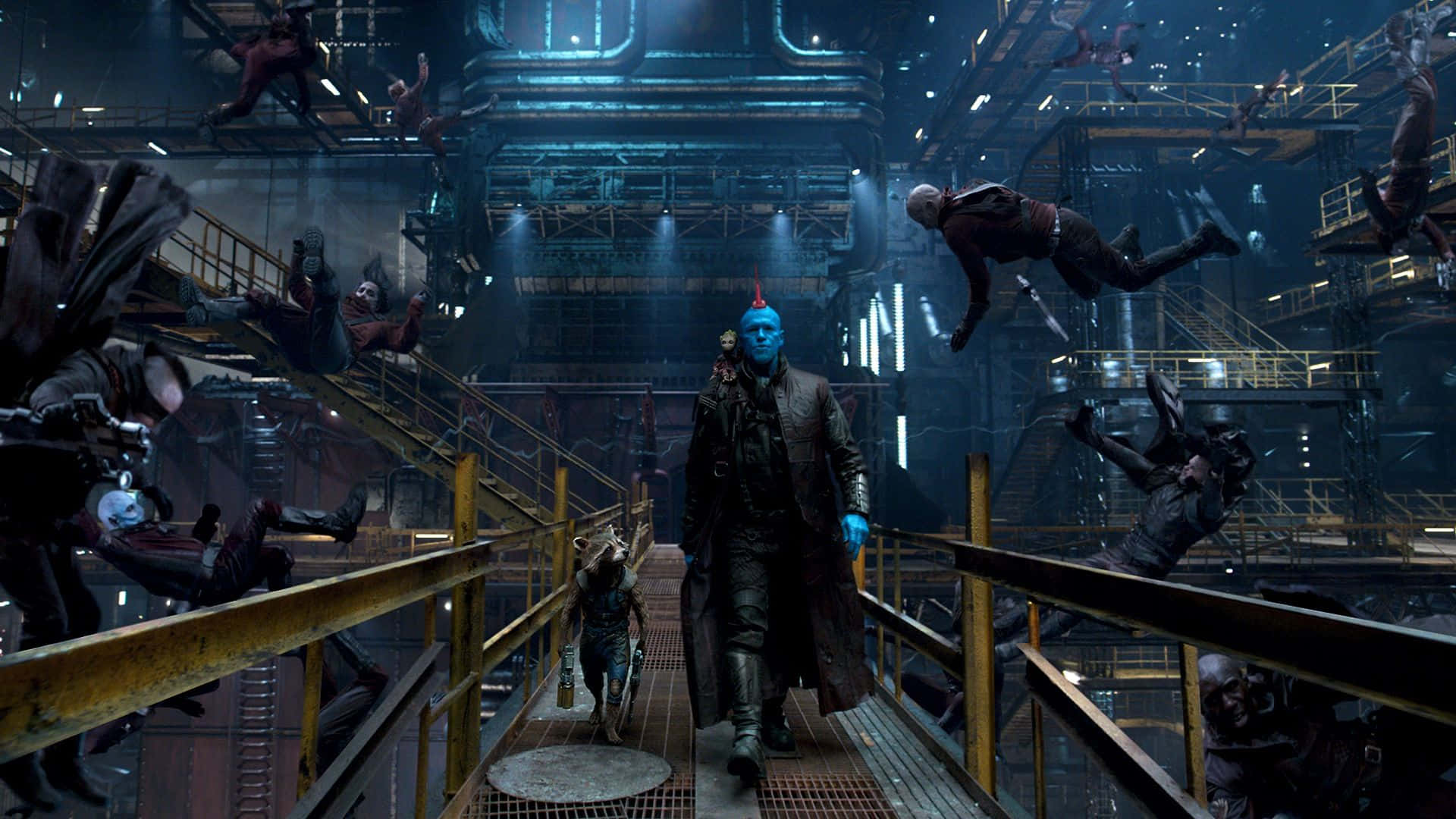 Yondu 桌布 壁紙 — 一個藍皮膚外星人自信地走在金屬走道上，身處一個混亂、昏暗的工業設施，周圍有敵人漂浮和墜落。