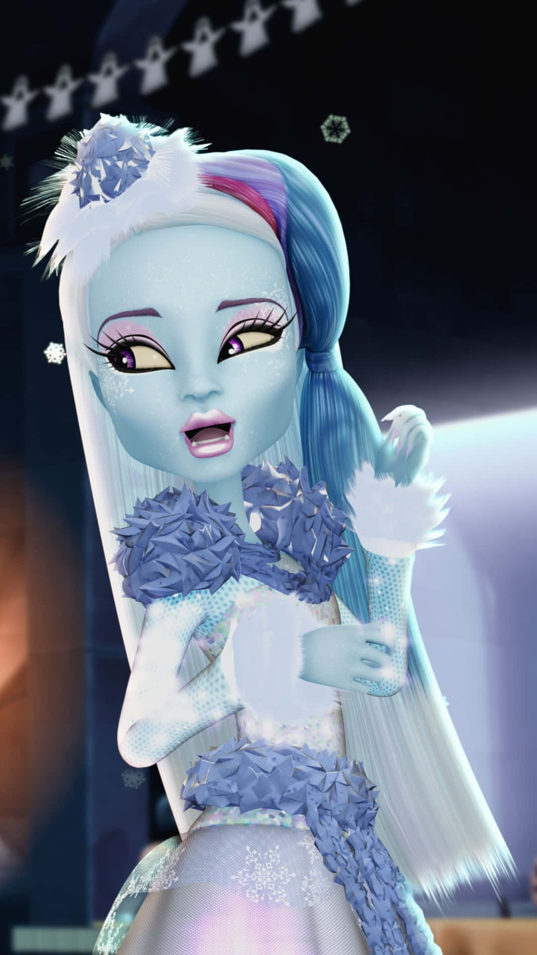 Monster High 桌布 壁紙 — 一個藍皮膚的動畫女孩，擁有冰凍的頭髮和雪花飾物，在節日燈串下穿著冰霜長袍。