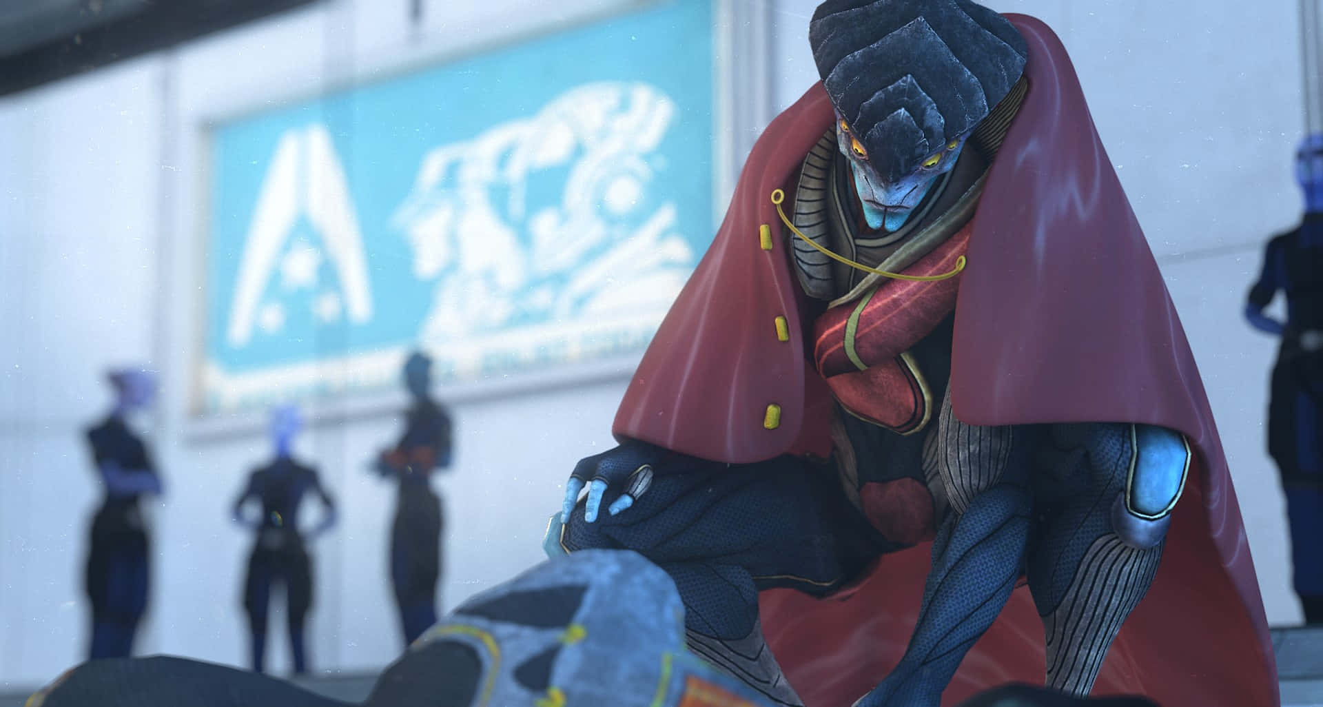 Mass Effect Javik 桌布 壁紙 — 一個藍皮膚的外星人，身穿紅色斗篷和金色邊飾的盔甲，跪在未來主義的走廊中，背景有模糊的人影。