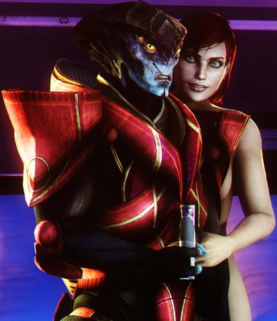 Mass Effect Javik 桌布 壁紙 — 一個藍皮膚的外星人身穿紅色盔甲，在紫色霓虹燈下擁抱著一個拿著飲料的人類女性。