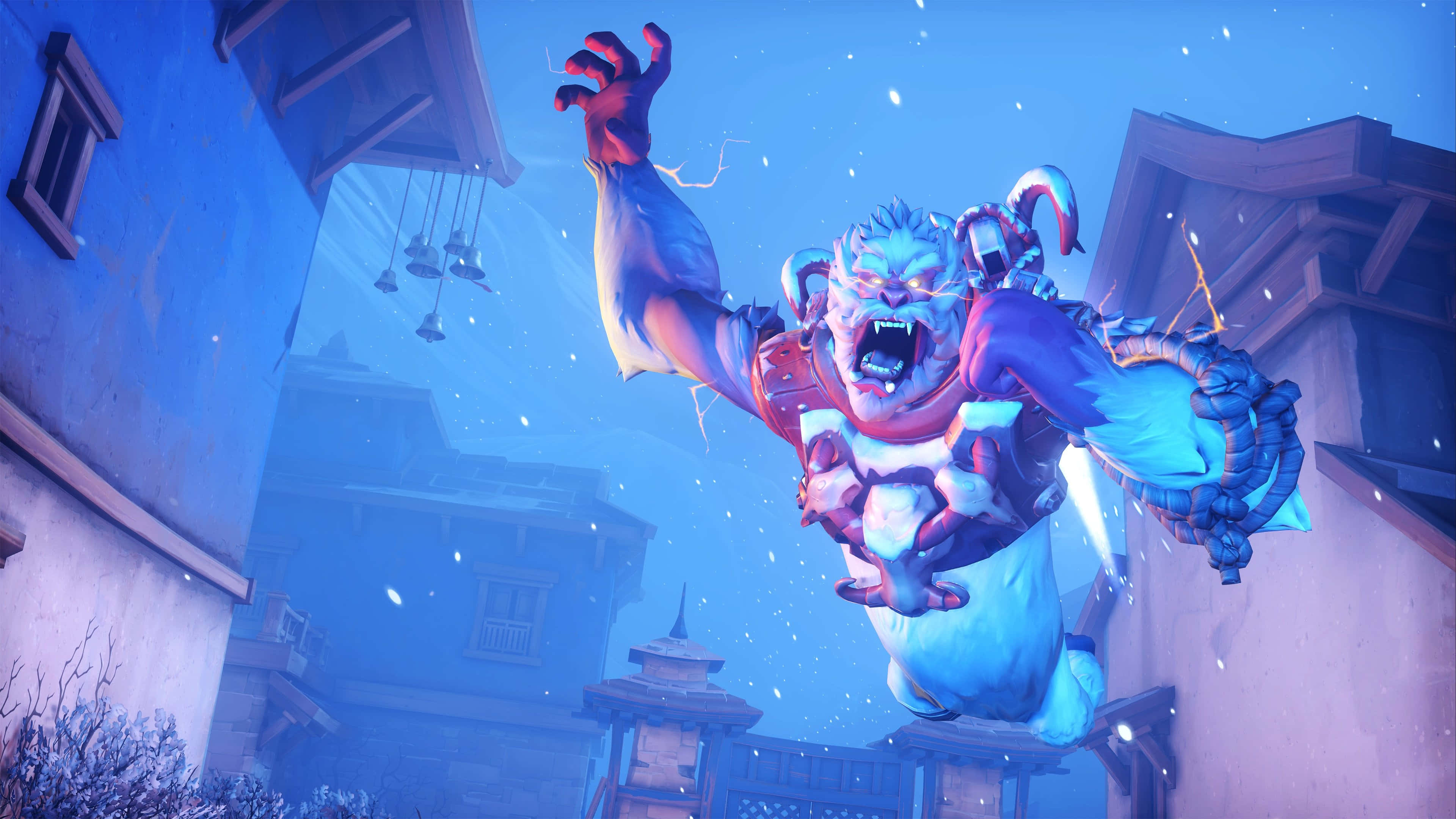 Overwatch Winston 桌布 壁紙 — 一個藍皮膚的怪物般身影，眼睛發光，舉起的手上閃電劈啪作響，在黃昏時跳過白雪覆蓋的村莊街道。