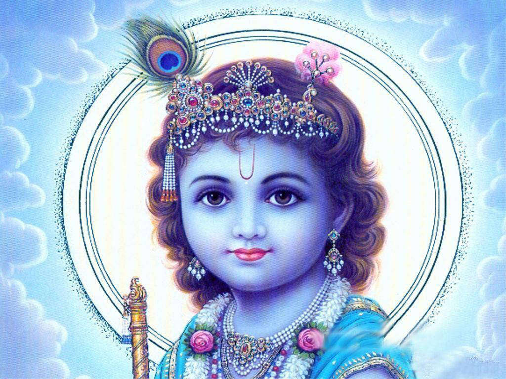 Beautiful Krishna 桌布 壁紙 — 一個藍皮膚的神聖孩子，戴著珠寶皇冠和花環，以天界雲彩為背景。