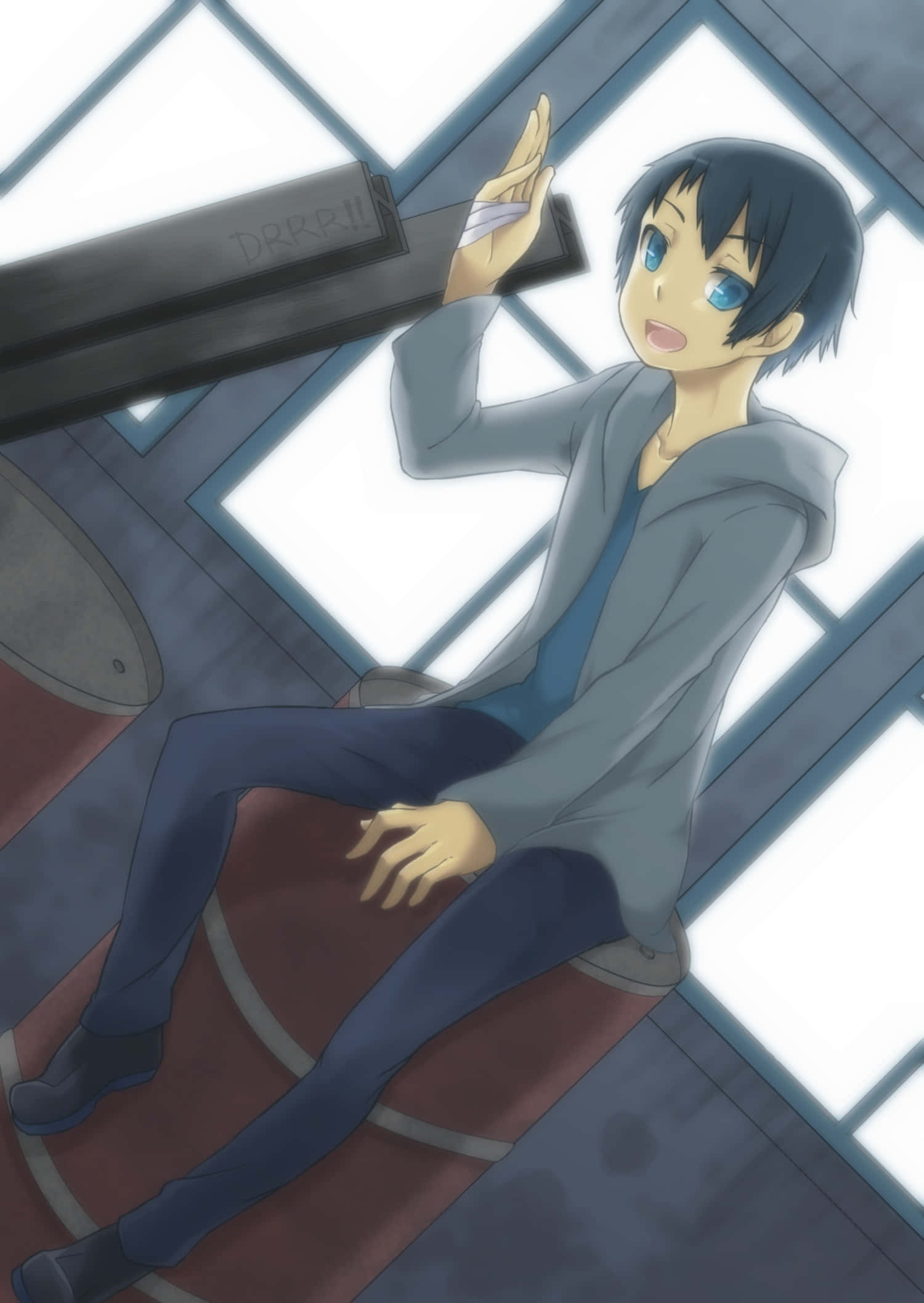 Aoba Kuronuma 桌布 壁紙 — 一個藍眼睛的開朗動畫男孩盤腿坐在紅色地板上，向觀眾揮手，同時拿著一個標有DRRR!!的黑色大物體。