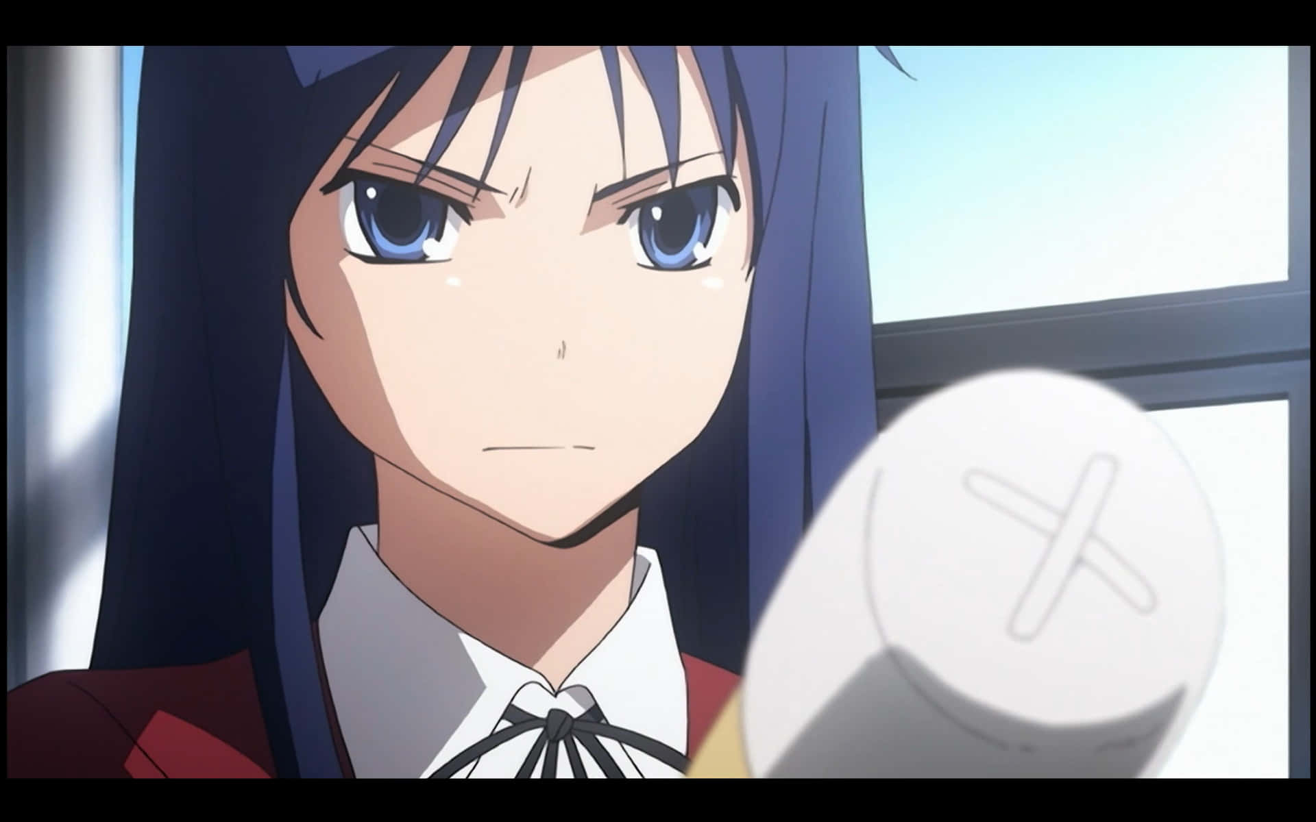 Sumire Kanou 桌布 壁紙 — 一個藍眼睛黑髮的動漫女孩近距離特寫，手持一個帶有X標記的白色物體。