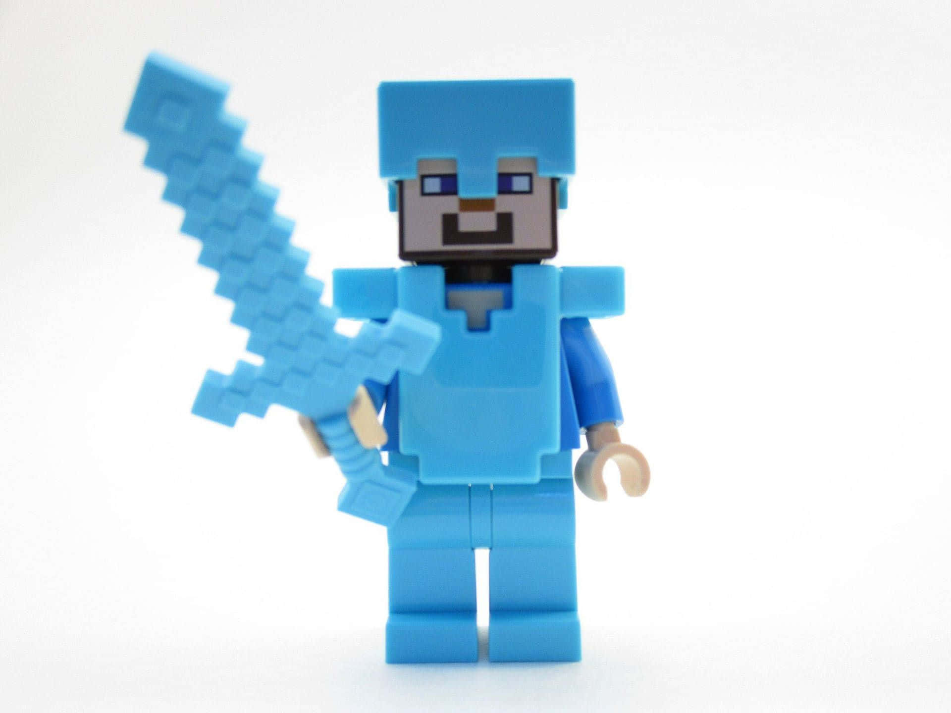 Minecraft Armor 桌布 壁紙 — 一個藍色Minecraft迷你人偶在純白色背景上拿著像素化劍。