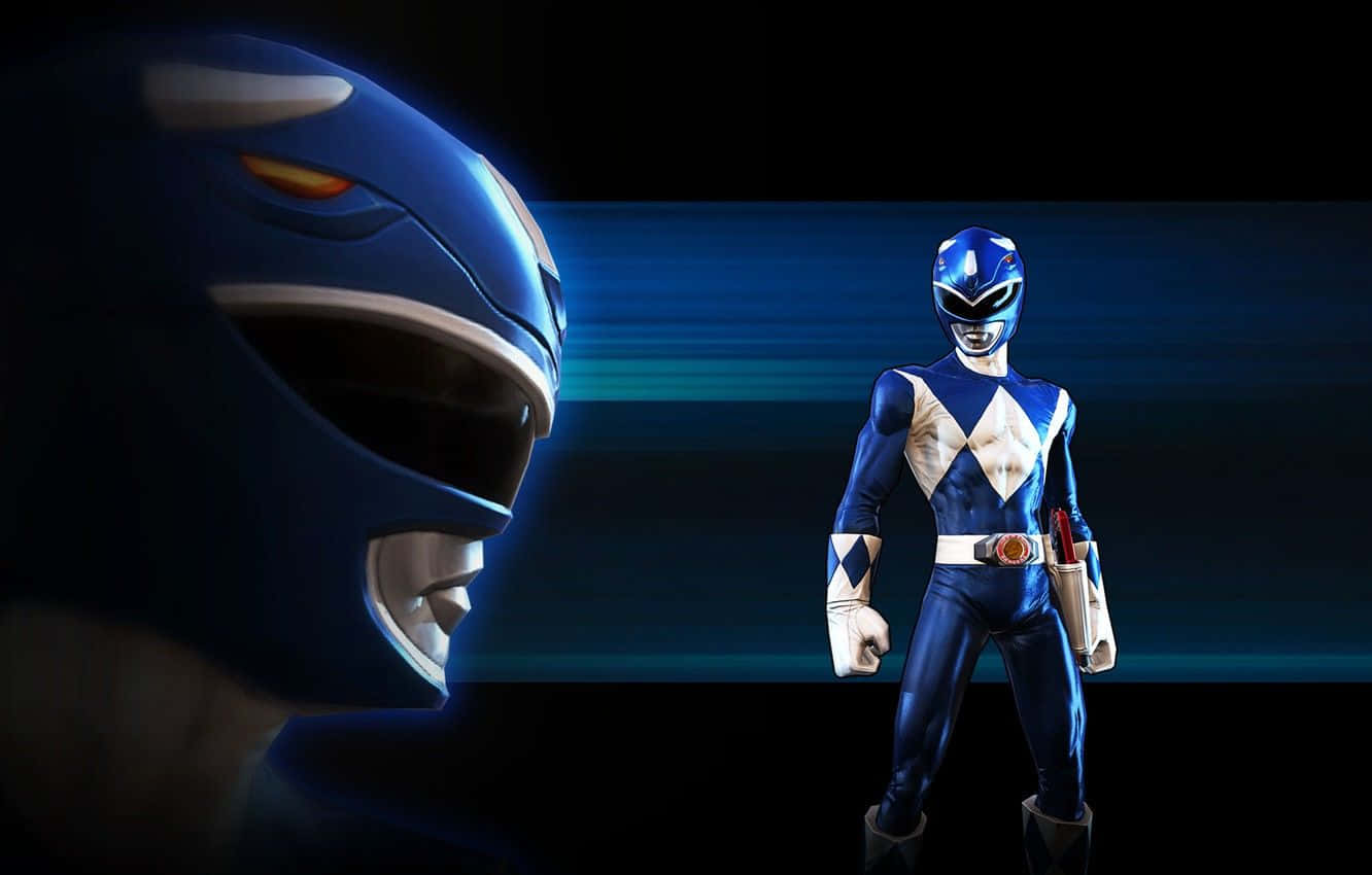 Power Rangers 桌布 壁紙 — 一個藍色戰隊成員自信地站在深藍色動態模糊背景前，頭盔的特寫在陰影中。