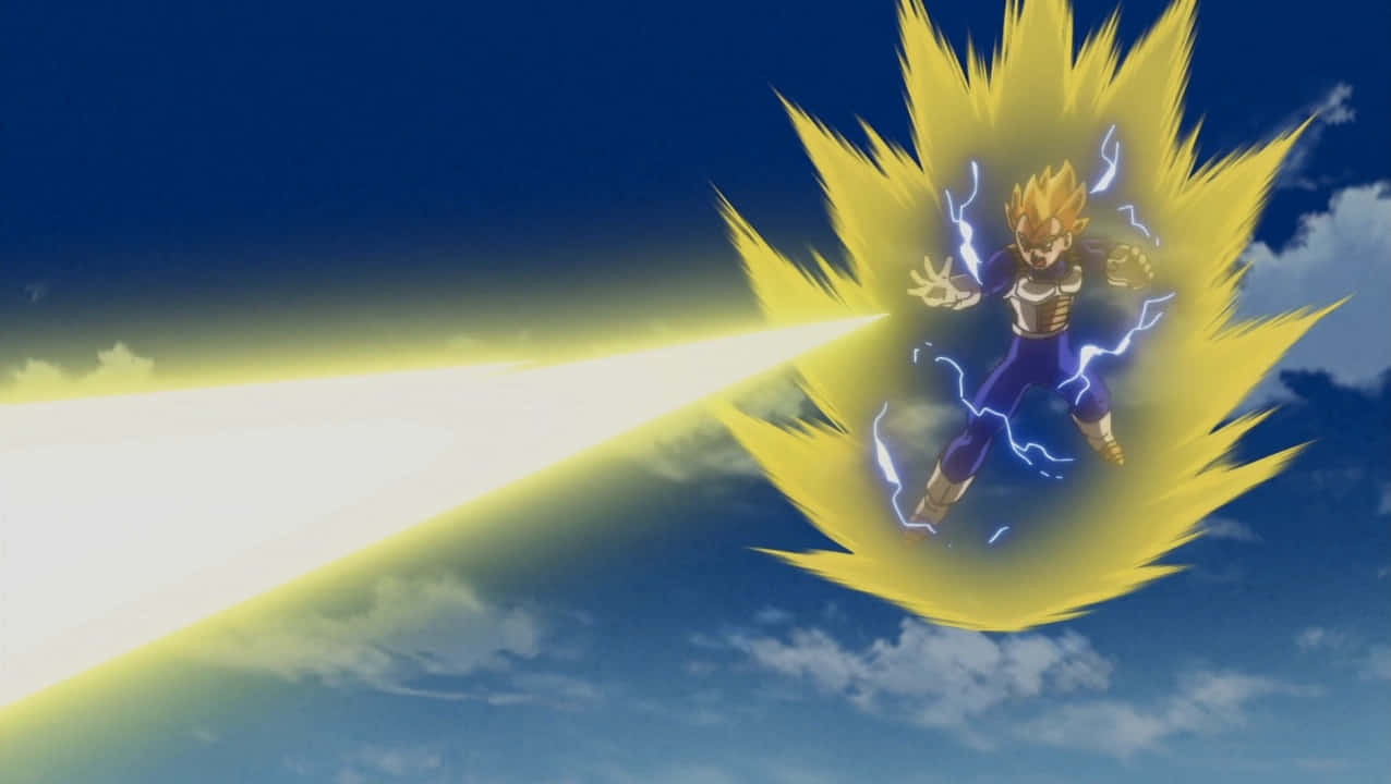 Vegeta's Energy Blade 桌布 壁紙 — 一個藍色盔甲、刺蝟頭髮的動漫戰士，在藍天白雲下發射明亮的黃色能量爆炸。