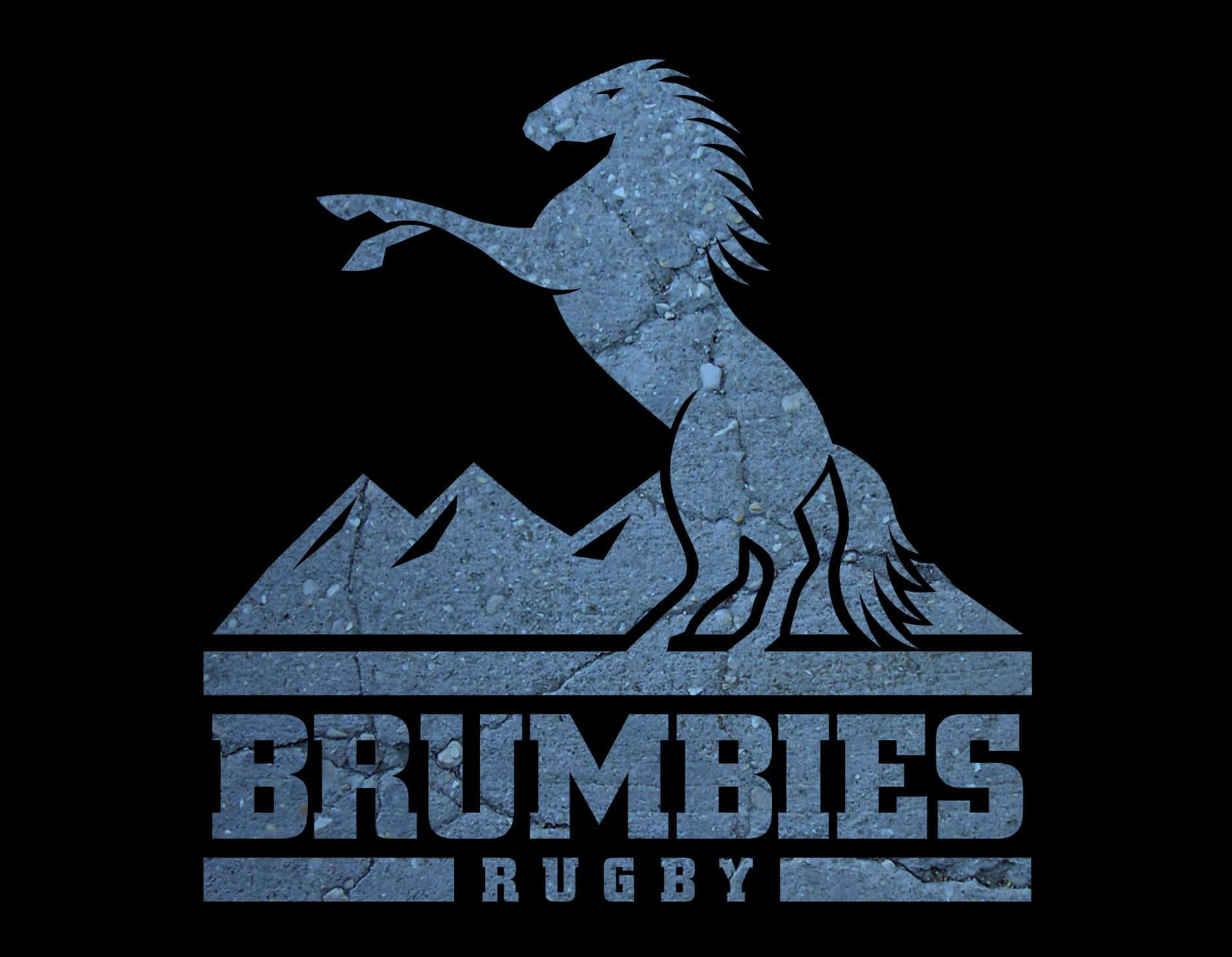 Brumbies 桌布 壁紙 — 一個藍色紋理嘅馬匹標誌，有山脈剪影同「BRUMBIES RUGBY」文字，背景係黑色。
