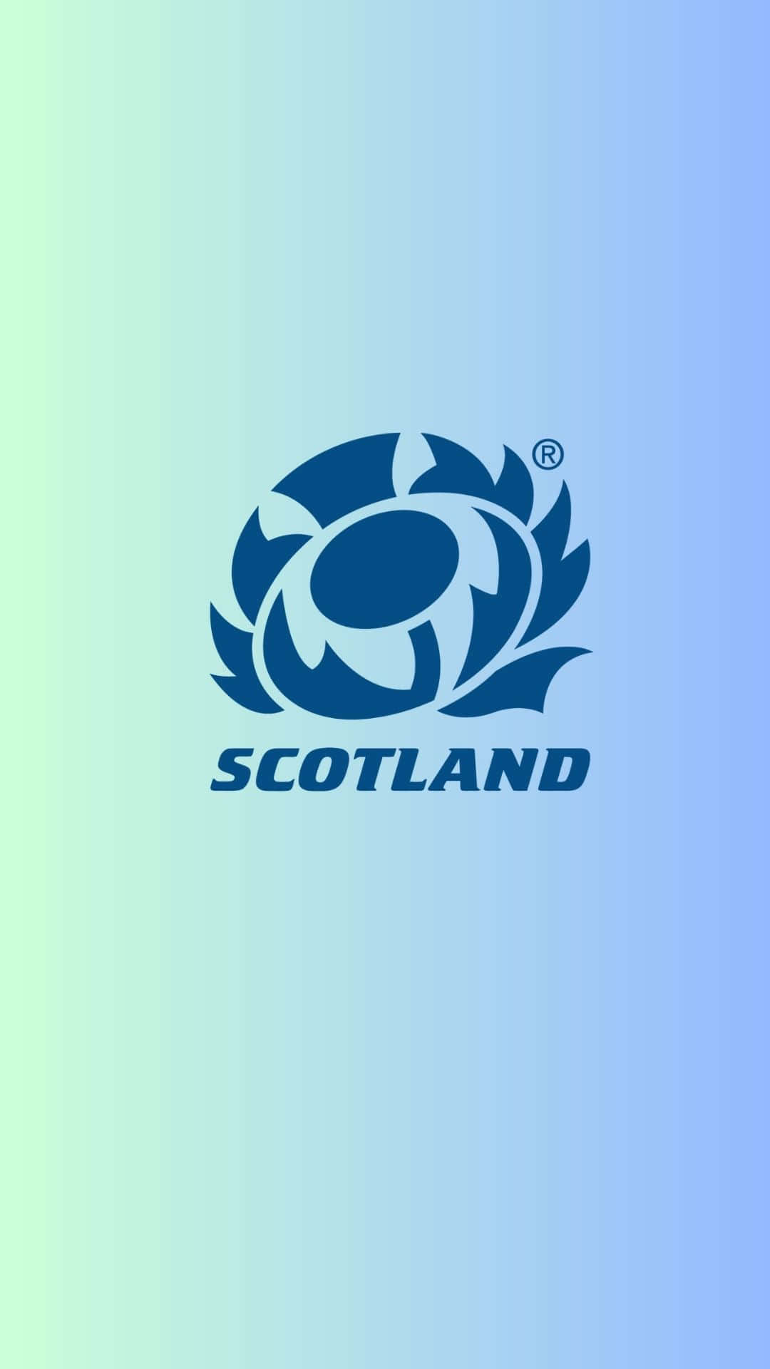 Scotland Rugby 桌布 壁紙 — 一個藍色薊花標誌，中央帶有 'SCOTLAND' 文字，背景為薄荷色到天藍色的柔和漸變。