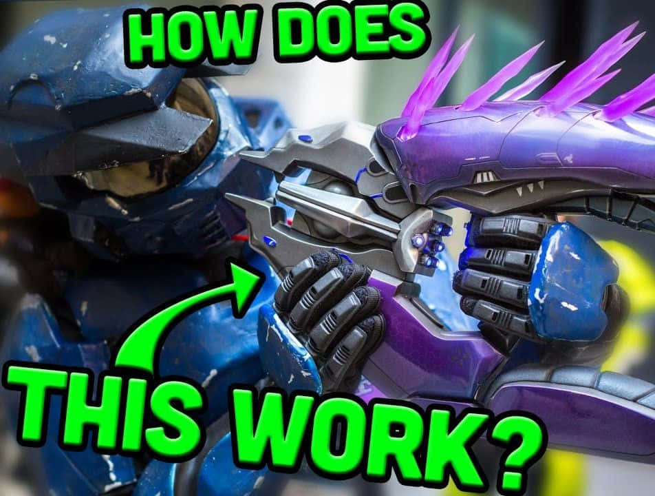 Halo Needler 桌布 壁紙 — 一個藍色裝甲人物手持一把帶有發光尖刺的紫色能量武器，並有一個綠色箭頭指向它。