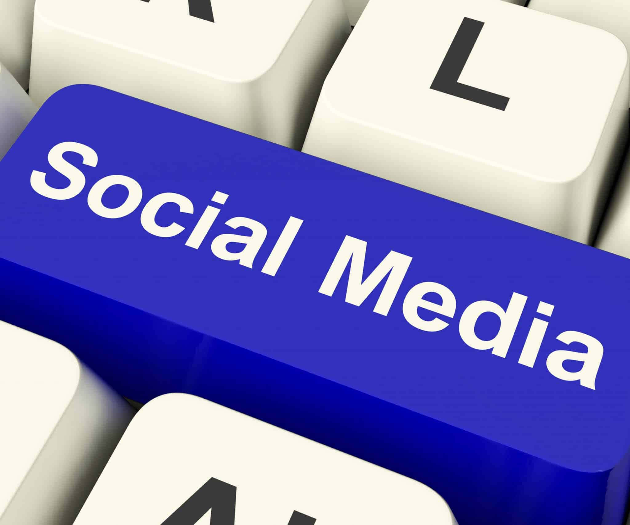 科技 桌布 壁紙 — 一個藍色鍵盤鍵的特寫，標有「Social Media」，周圍是帶有黑色字母的白色按鍵。