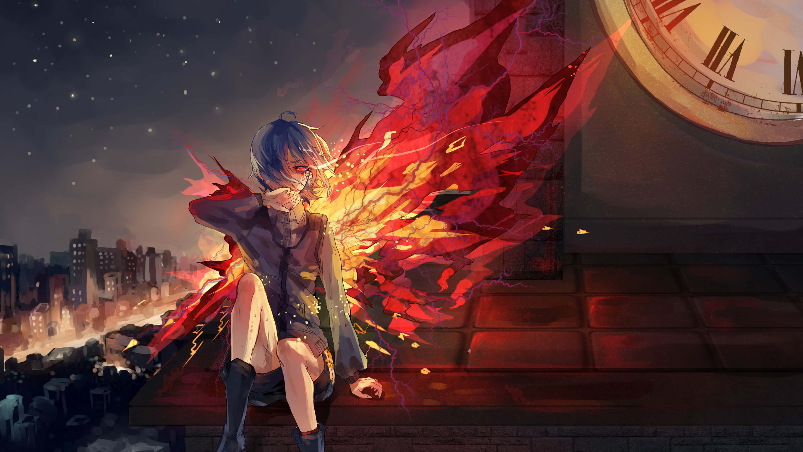 Touka Kirishima 桌布 壁紙 — 一個藍髮動漫女孩，擁有火紅的翅膀，夜晚坐在屋頂上，旁邊有一個巨大的時鐘，俯瞰著星空下閃爍的城市景觀。