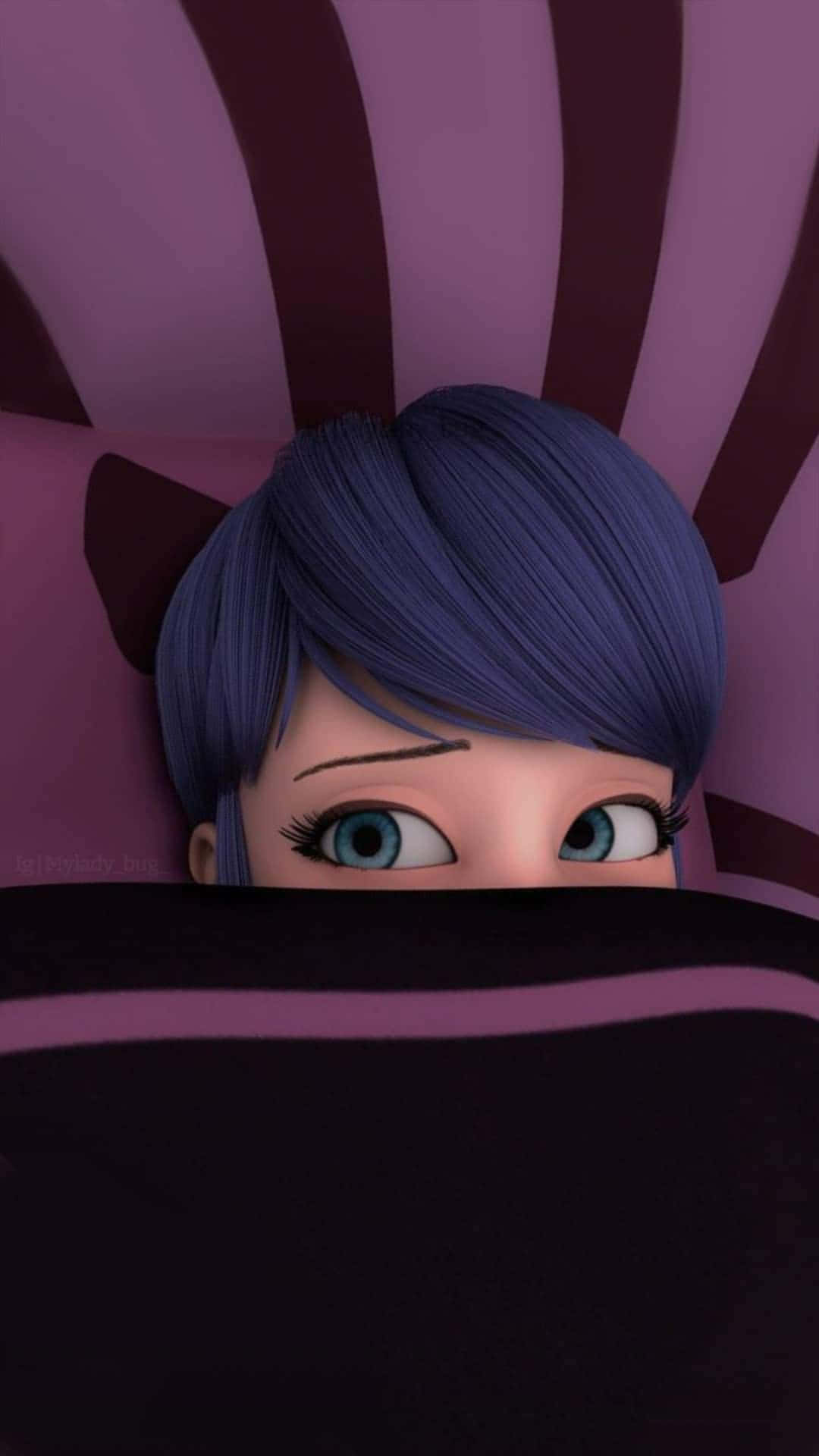 Marinette 桌布 壁紙 — 一個藍髮動漫女孩嘅特寫，喺紫色條紋背景上，從深色毛氈上面探出頭嚟，睜大好奇嘅眼睛。