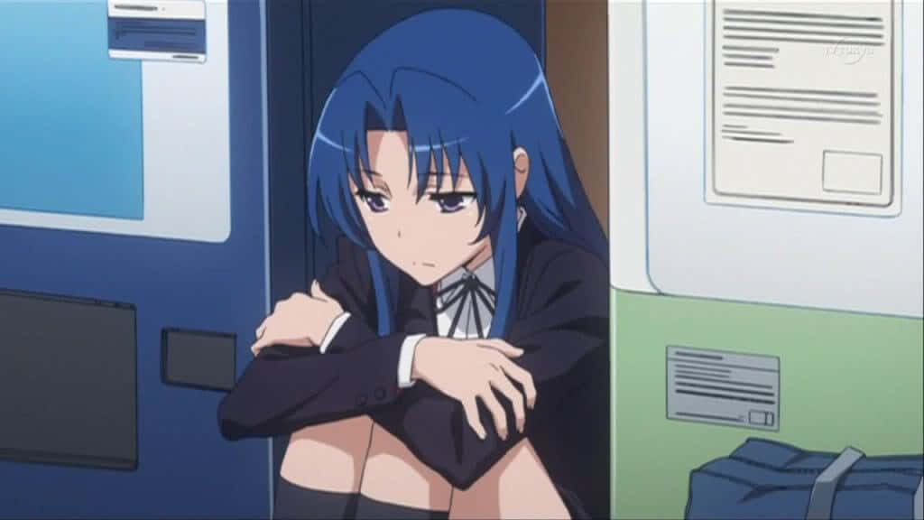 Ami Kawashima 桌布 壁紙 — 一個藍髮動漫女學生穿著校服，在火車車廂內帶著悲傷的表情擁抱自己。
