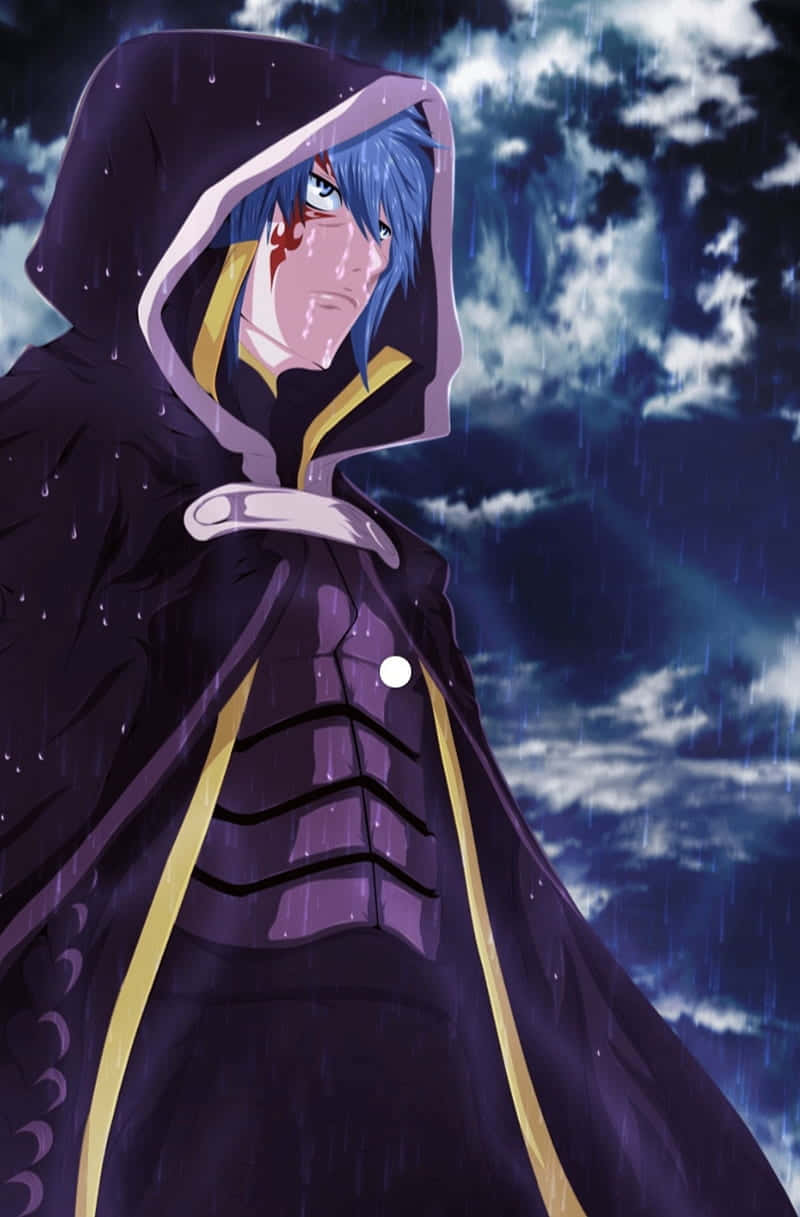 Jellal Fernandes 桌布 壁紙 — 一個藍髮動漫角色穿著深色連帽斗篷，莊嚴地站在暴風雨的夜空中，雨水在周圍落下。