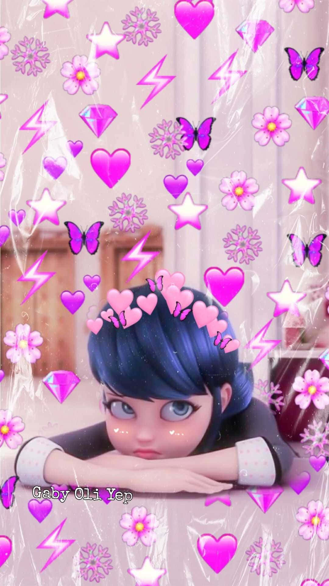 Marinette 桌布 壁紙 — 一個藍髮少女喺充滿心形、花朵、蝴蝶同閃光嘅半透明粉紅色覆蓋層下面，將下巴擱喺手臂上。