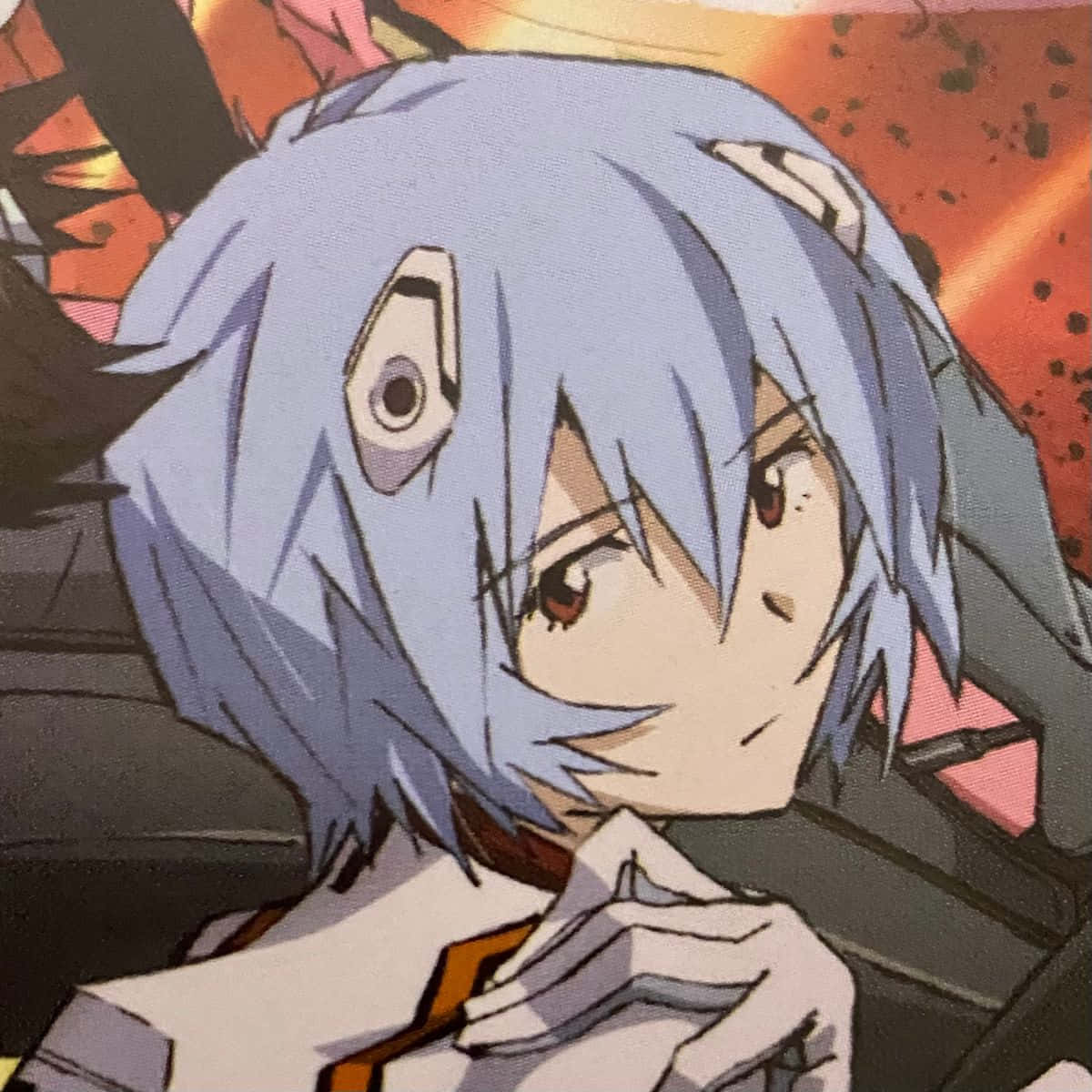 rei ayanami 桌布 壁紙 — 一個藍髮機械眼植入物的動漫女孩特寫，背景是火熱的橙色。