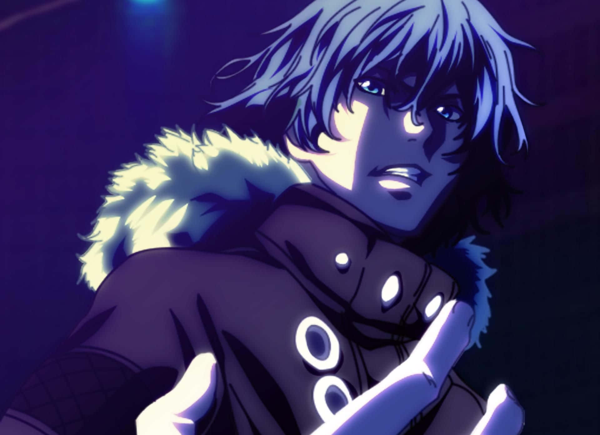 Ayato Kirishima 桌布 壁紙 — 一個藍髮的動漫角色，身穿深色外套，帶有發光的白色毛領，在戲劇性的紫色燈光下凝視著。