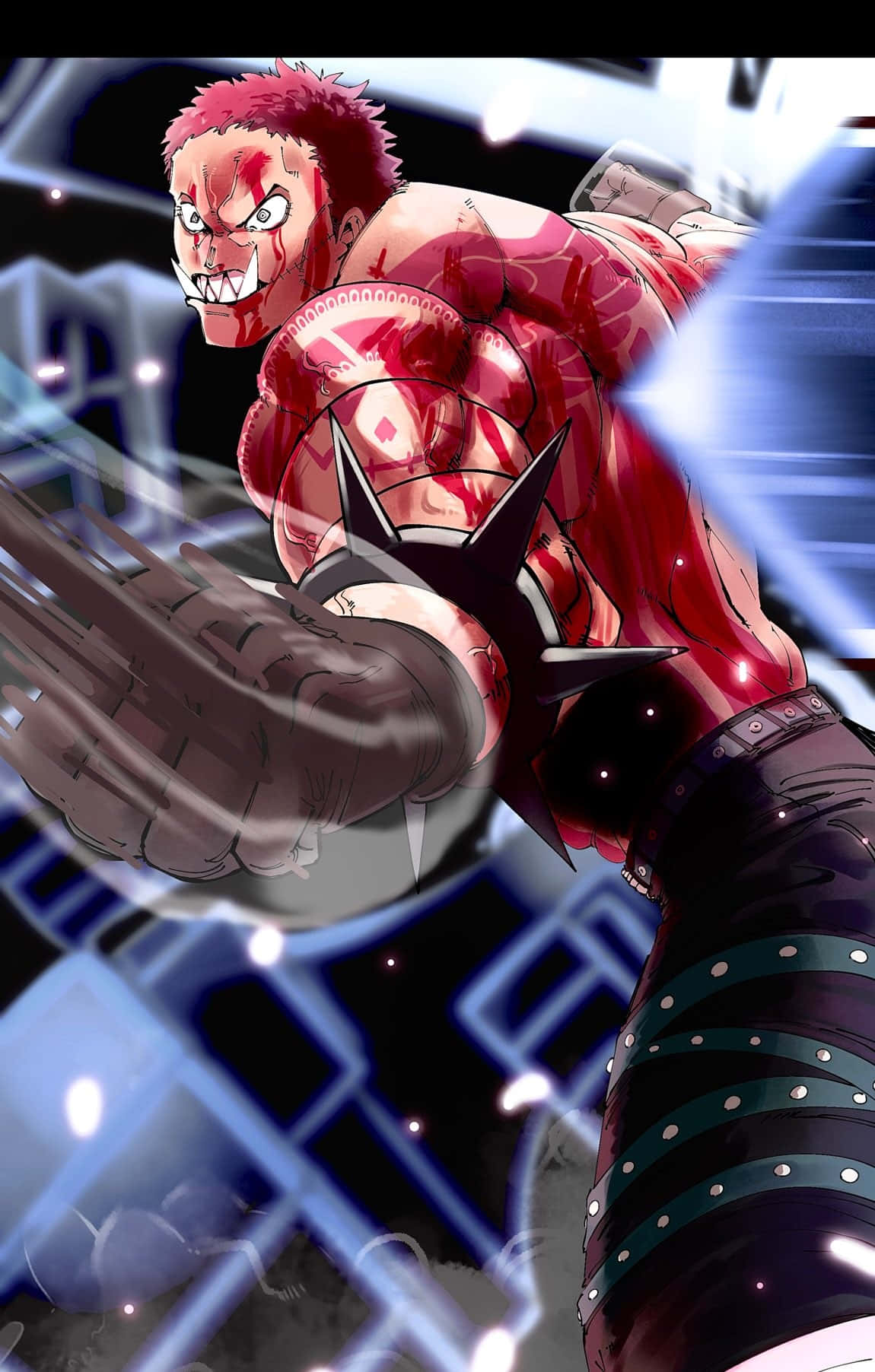Charlotte Katakuri 桌布 壁紙 — 一個血跡斑斑的動漫戰士，紅髮、尖刺盔甲，帶著發光的藍色能量，以動態戰鬥姿勢向前衝刺。