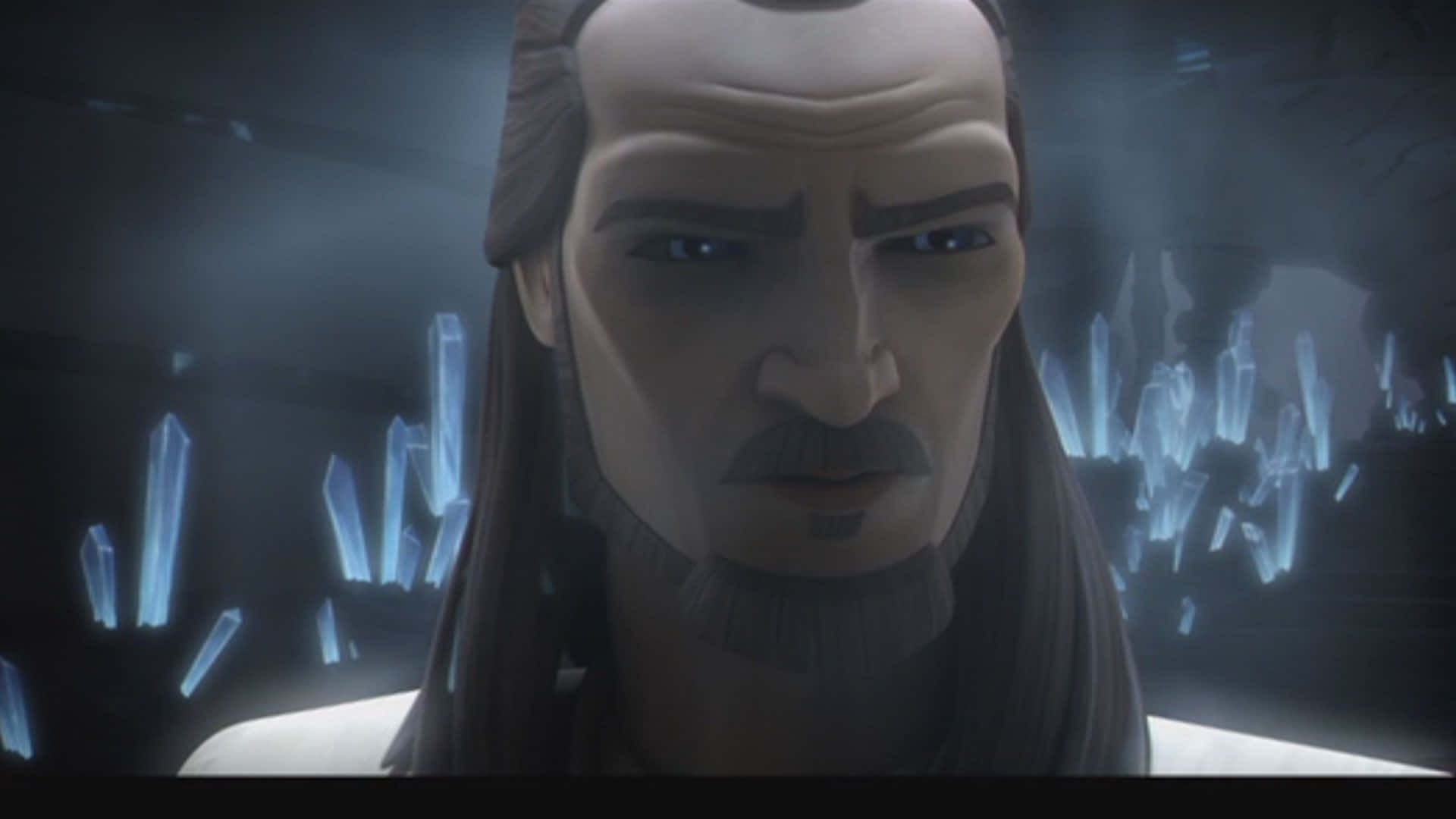 Qui-gon Jinn 桌布 壁紙 — 一個表情嚴肅的動畫男人，長髮留鬍，站在昏暗未來風格的房間裡，面前是發光的藍色水晶。