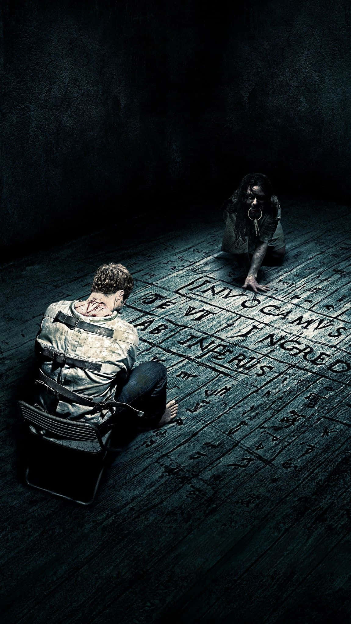 evil 桌布 壁紙 — 一個被綁住的男人坐在椅子上，一個戴著兜帽、臉孔像鑰匙孔的身影在刻有拉丁召喚符文的昏暗地牢地板上爬向他。