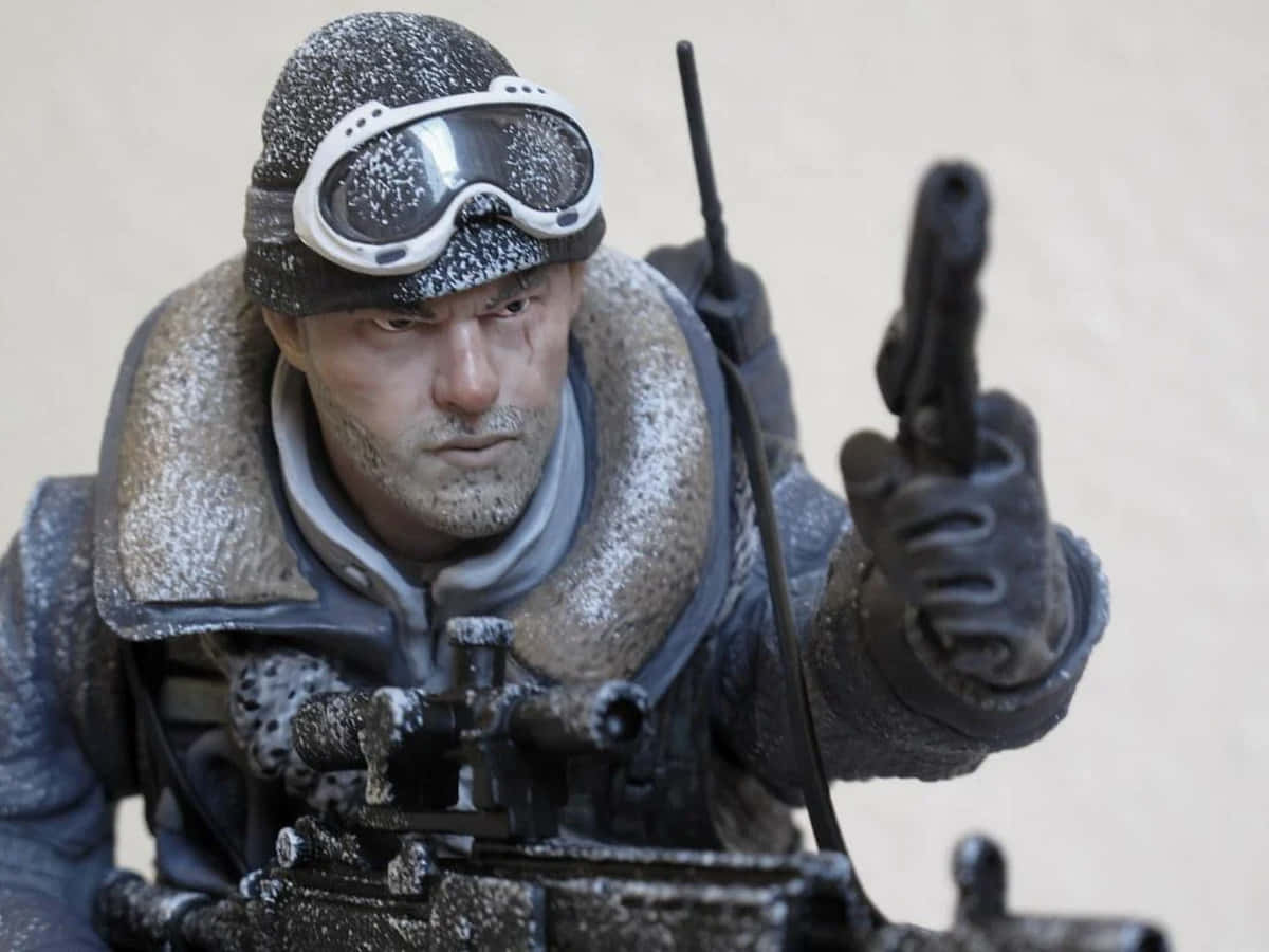 Soap Mactavish 桌布 壁紙 — 一個被雪覆蓋的士兵公仔穿著冬季裝備，在純色背景下專注地瞄準手槍。