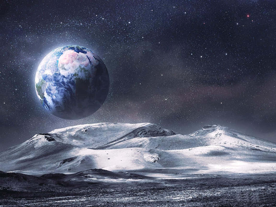 Beautiful Space 桌布 壁紙 — 一個被雪覆蓋的外星景觀仰望懸掛在繁星宇宙天空中的發光地球。