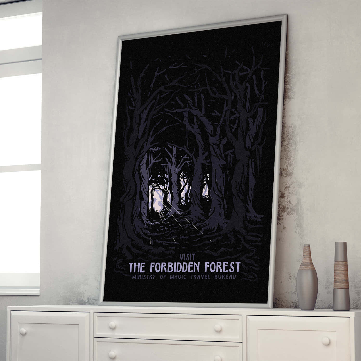 The Forbidden Forest 桌布 壁紙 — 一個裝裱海報，描繪深紫色鬧鬼森林，光亮的眼睛從光禿禿的樹木中窺視，懸掛在寫有「參觀禁忌森林」的文字上方。