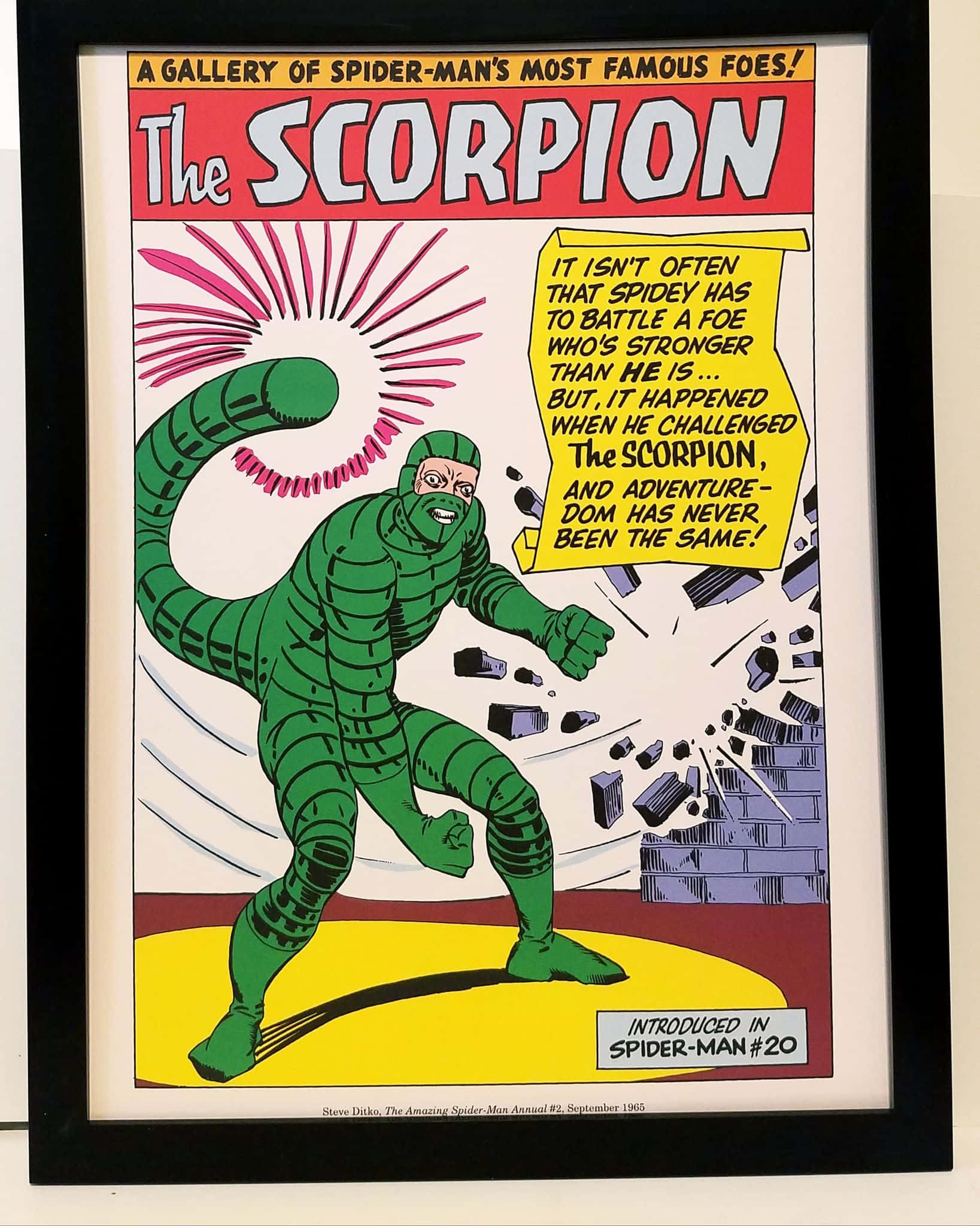 The Scorpion 桌布 壁紙 — 一個裝裱的復古漫畫面板顯示蝎子穿著綠色裝甲服，以動態的粉紅色能量爆發擊穿磚牆。
