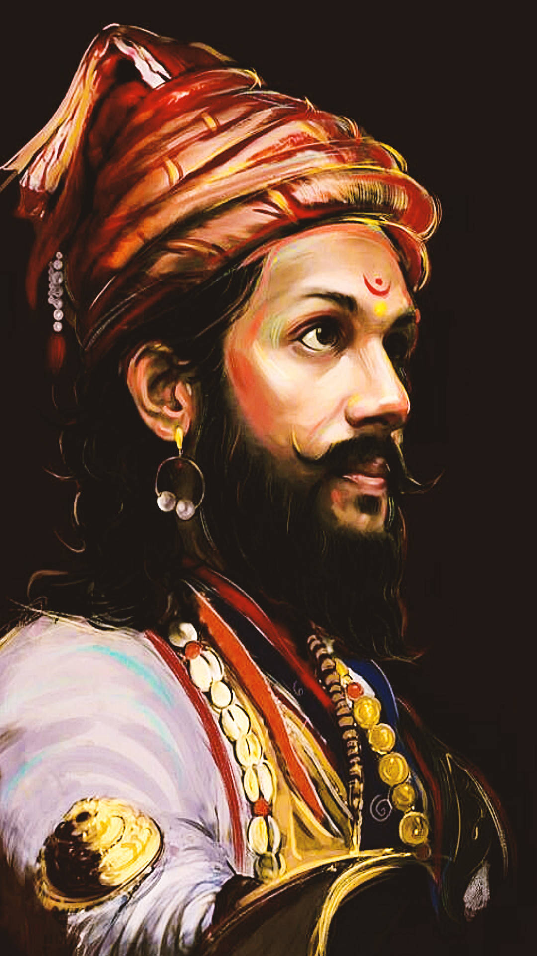 shivaji maharaj HD 桌布 壁紙 — 一個裝飾華麗的男人，戴著紅色頭巾和金飾，在深色背景下若有所思地凝視。