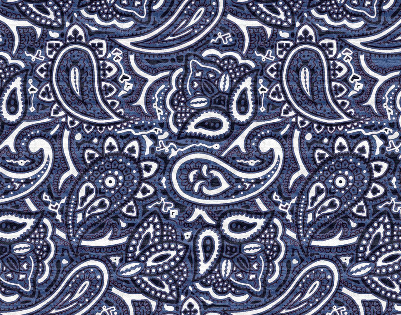 bandana 桌布 壁紙 — 一個複雜的深藍色和白色佩斯利圖案，帶有漩渦狀淚滴形狀和花卉圖案。