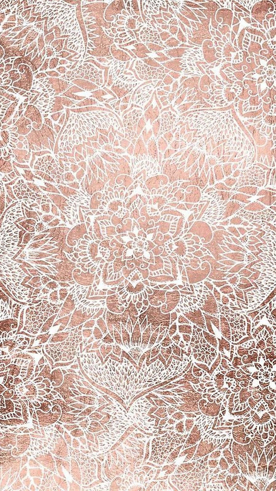 玫瑰金風格 桌布 壁紙 — 一個複雜的白色花卉蕾絲圖案覆蓋在帶有紋理的玫瑰金背景上，形成重複的裝飾設計。
