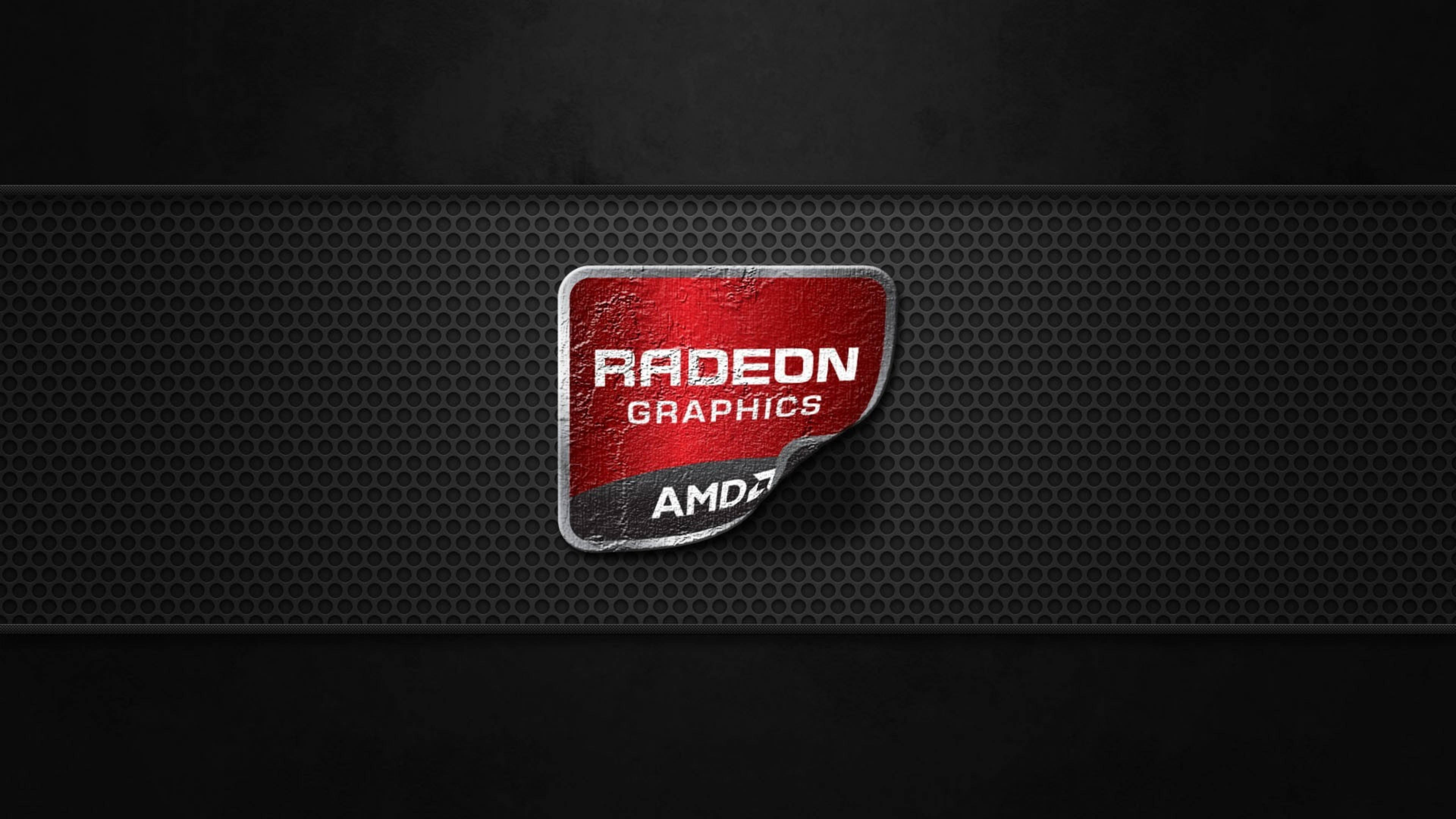 4K 桌布 壁紙 — 一個褪色的Radeon Graphics標誌貼紙從深色穿孔金屬表面輕微剝落。