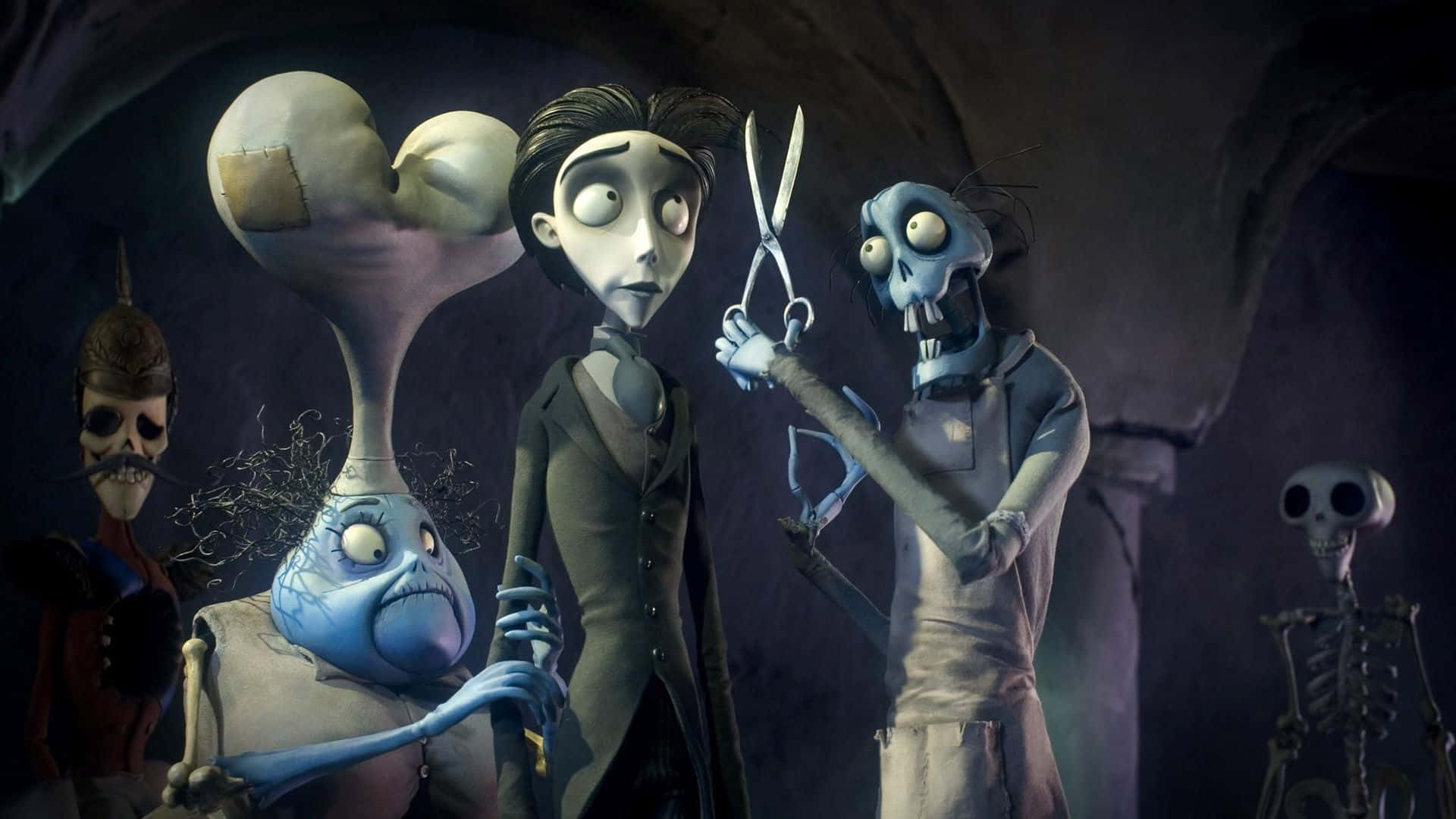 corpse bride 桌布 壁紙 — 一個詭異的動畫場景，一個蒼白的西裝男子站在一個藍皮膚生物旁邊，一個骷髏人物在昏暗的洞穴中拿著剪刀。
