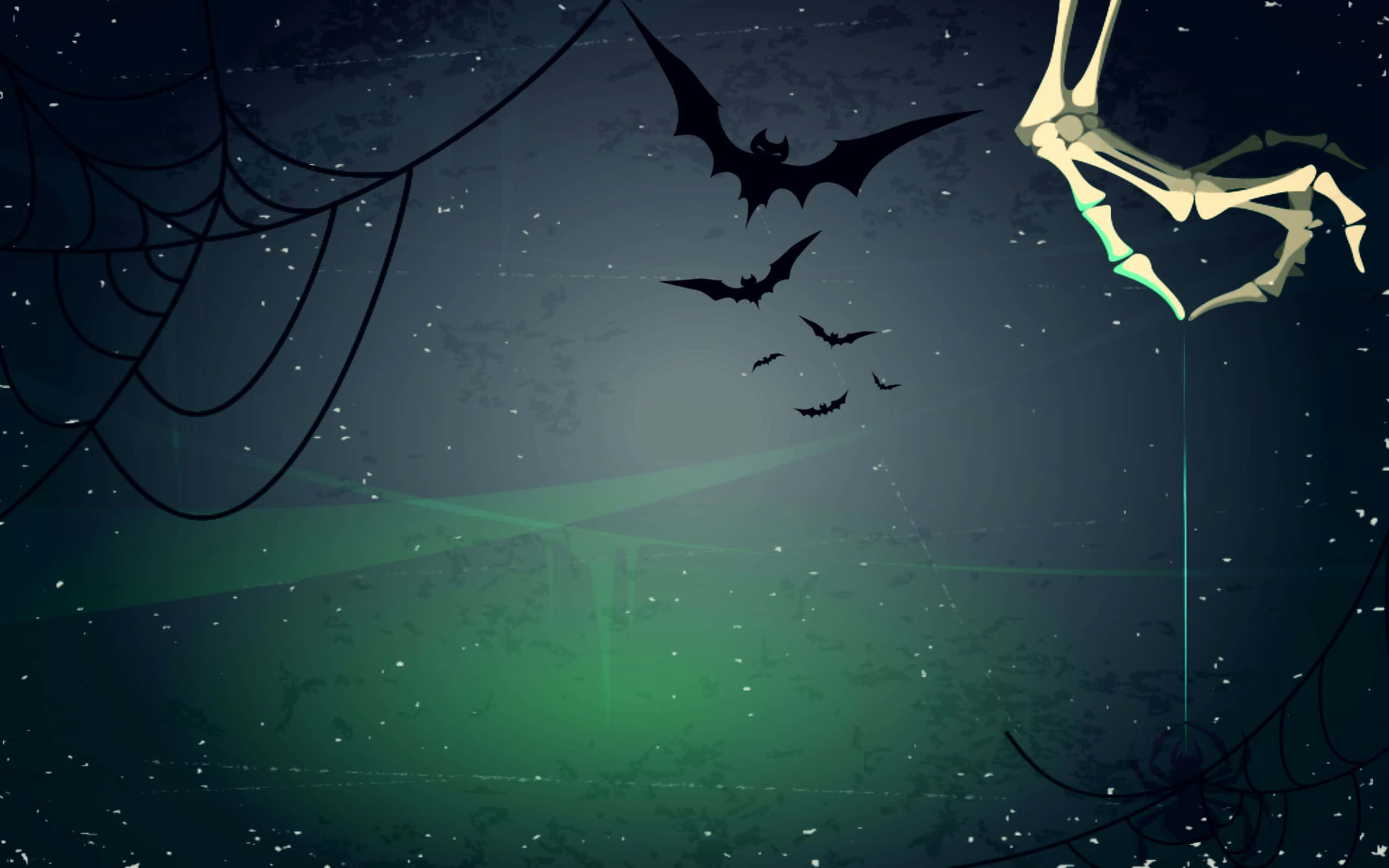 Halloween Skeleton 桌布 壁紙 — 一個詭異的夜晚場景，蝙蝠在蜘蛛網上懸掛的骷髏手附近飛翔，背景是深綠色的天空。
