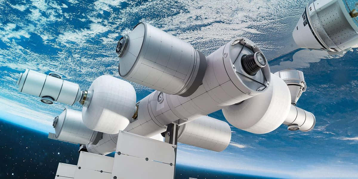 International Space Station 桌布 壁紙 — 一個詳細的3D渲染，顯示一個白色太空站模組漂浮在地球藍白相間的彎曲地平線上方。