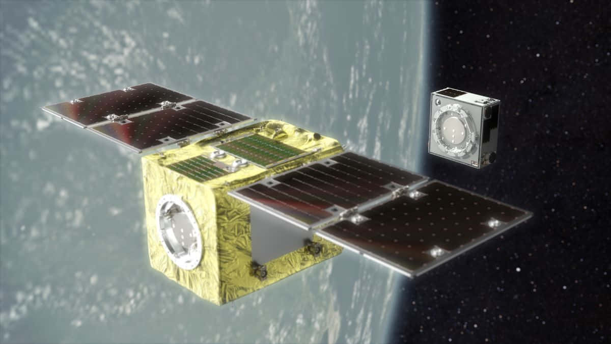 Space Debris 桌布 壁紙 — 一個詳細的3D渲染圖，顯示一顆帶有太陽能板的衛星在星空背景下環繞地球運行。