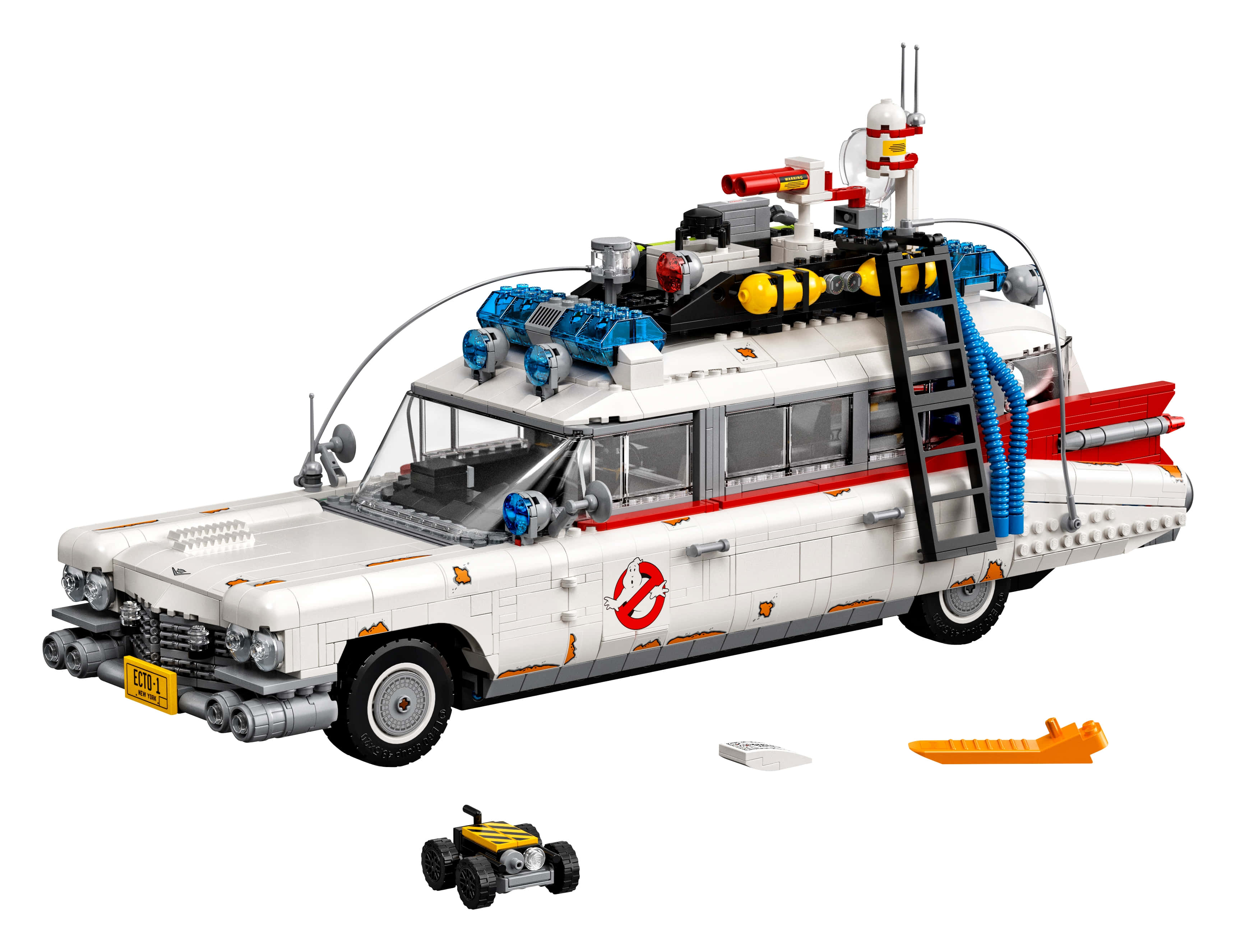 Ghostbusters 桌布 壁紙 — 一個詳細的LEGO模型，展示捉鬼敢死隊Ecto-1，附有裝備和小型車輛，背景為白色。