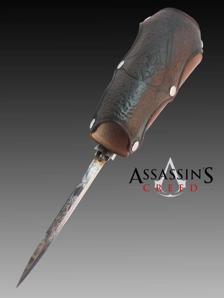 Assassin's Creed Hidden Blades 桌布 壁紙 — 一個詳細的刺客隱藏刀片，帶有紋理皮革手柄和雕刻刀片，背景為漸變灰色。