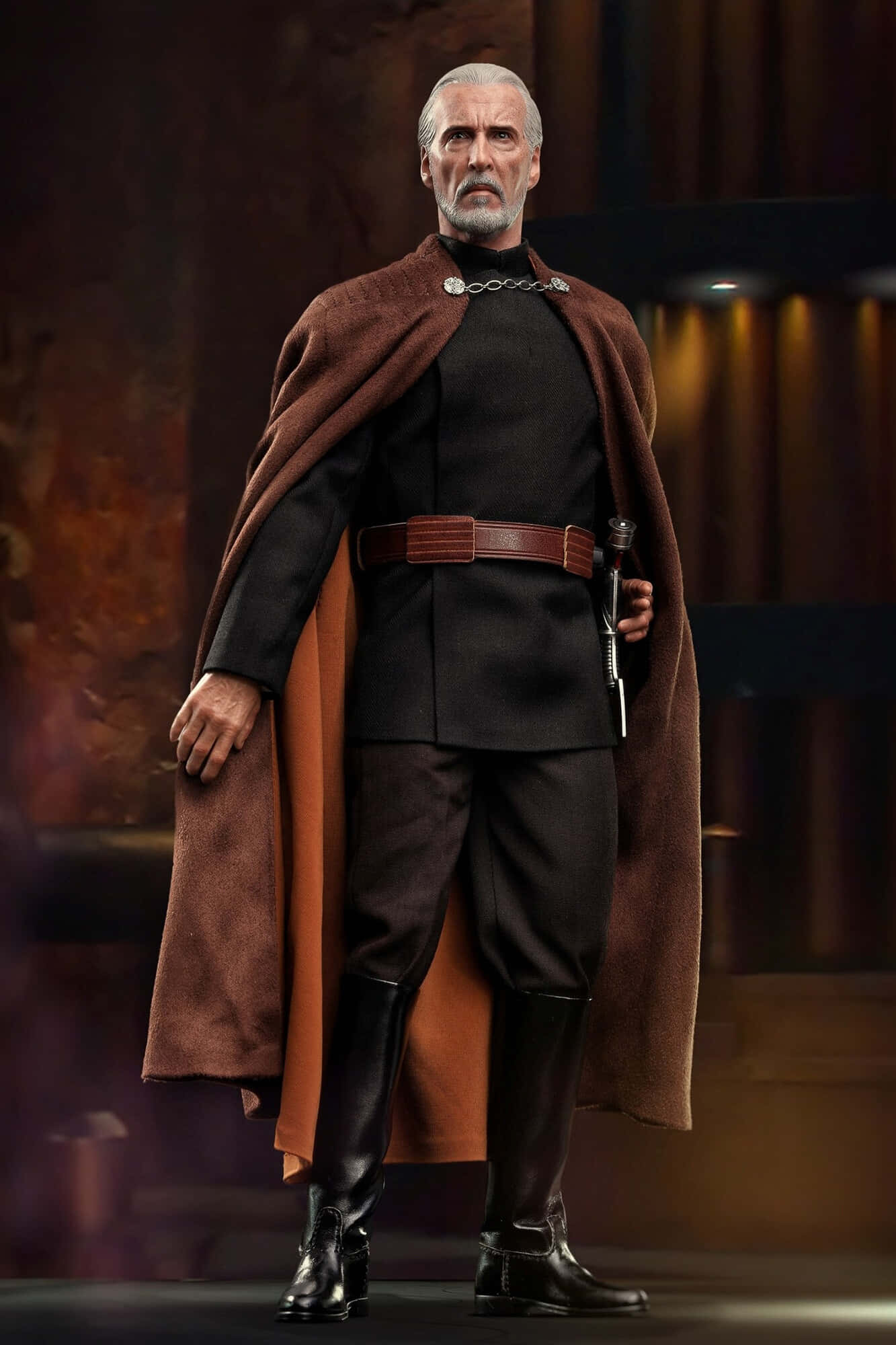 Count Dooku 桌布 壁紙 — 一個詳細的動作人偶，灰髮男子穿著棕色斗篷和黑色制服，手持光劍柄。
