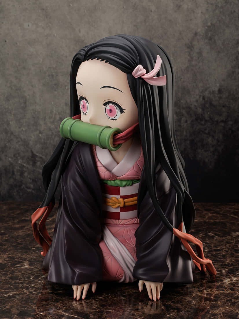Demon Slayer Half-demon 桌布 壁紙 — 一個詳細的動漫人物，長著黑色長髮和粉紅色眼睛的女孩，跪著，嘴裡含著一根綠色竹筒。