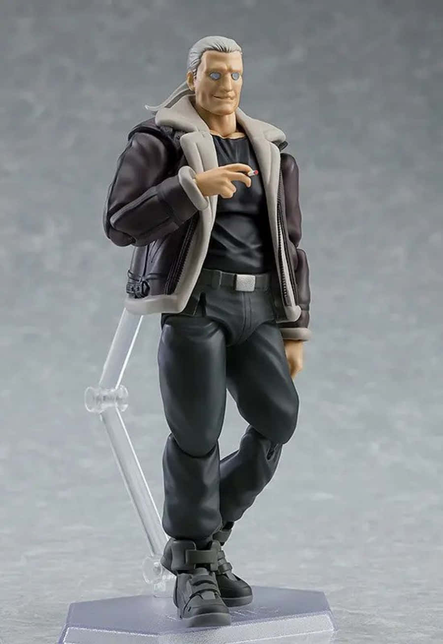 Ghost In The Shell Batou 桌布 壁紙 — 一個詳細的動漫風格可動人偶，描繪一位灰髮藍眼的男性，身穿黑色外套配灰色毛領、黑色褲子和靴子，站在透明塑料支架上，背景為灰色紋理背景。