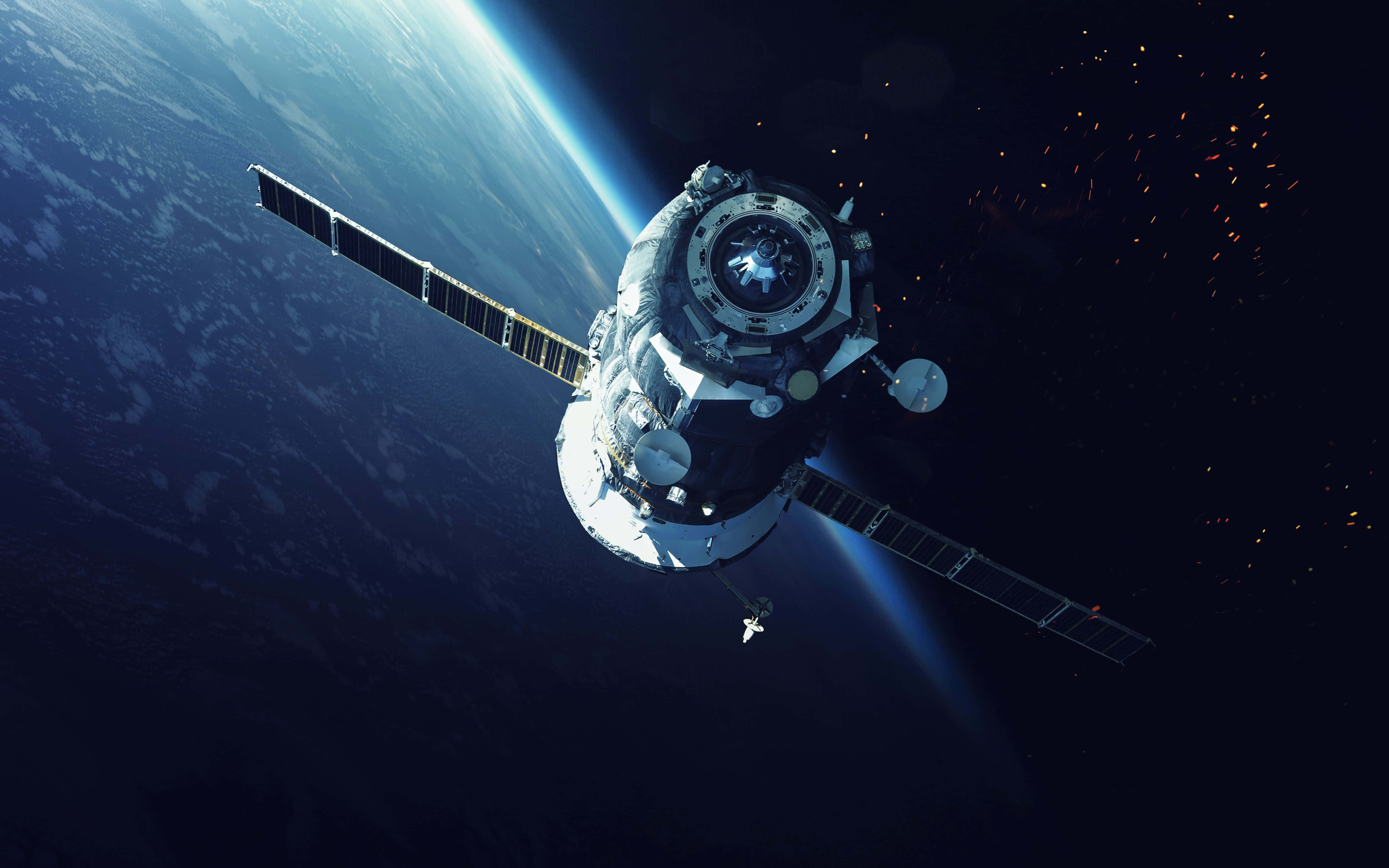 nasa 桌布 壁紙 — 一個詳細的太空站繞地球運行，太陽能板在太空的漆黑和閃爍的星星中展開。