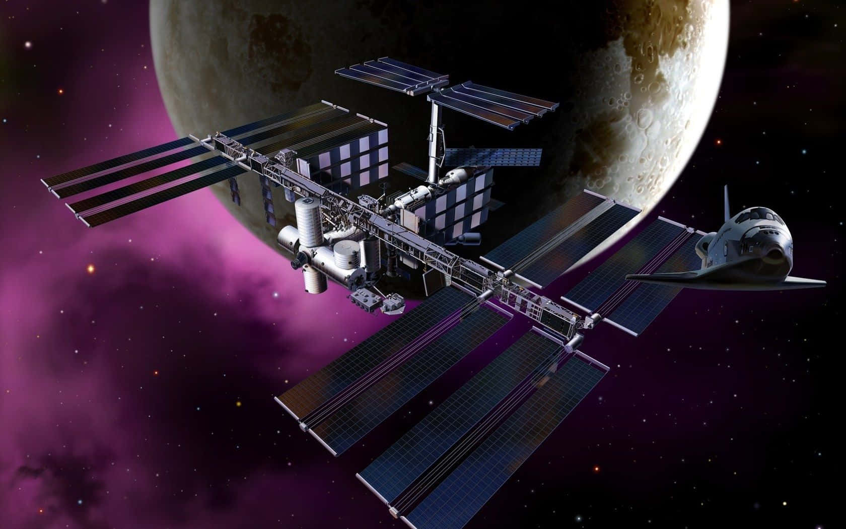 Space Exploration 桌布 壁紙 — 一個詳細的太空站配備太陽能板，環繞著一個佈滿隕石坑的月球，背景是充滿星星的鮮豔紫色星雲。